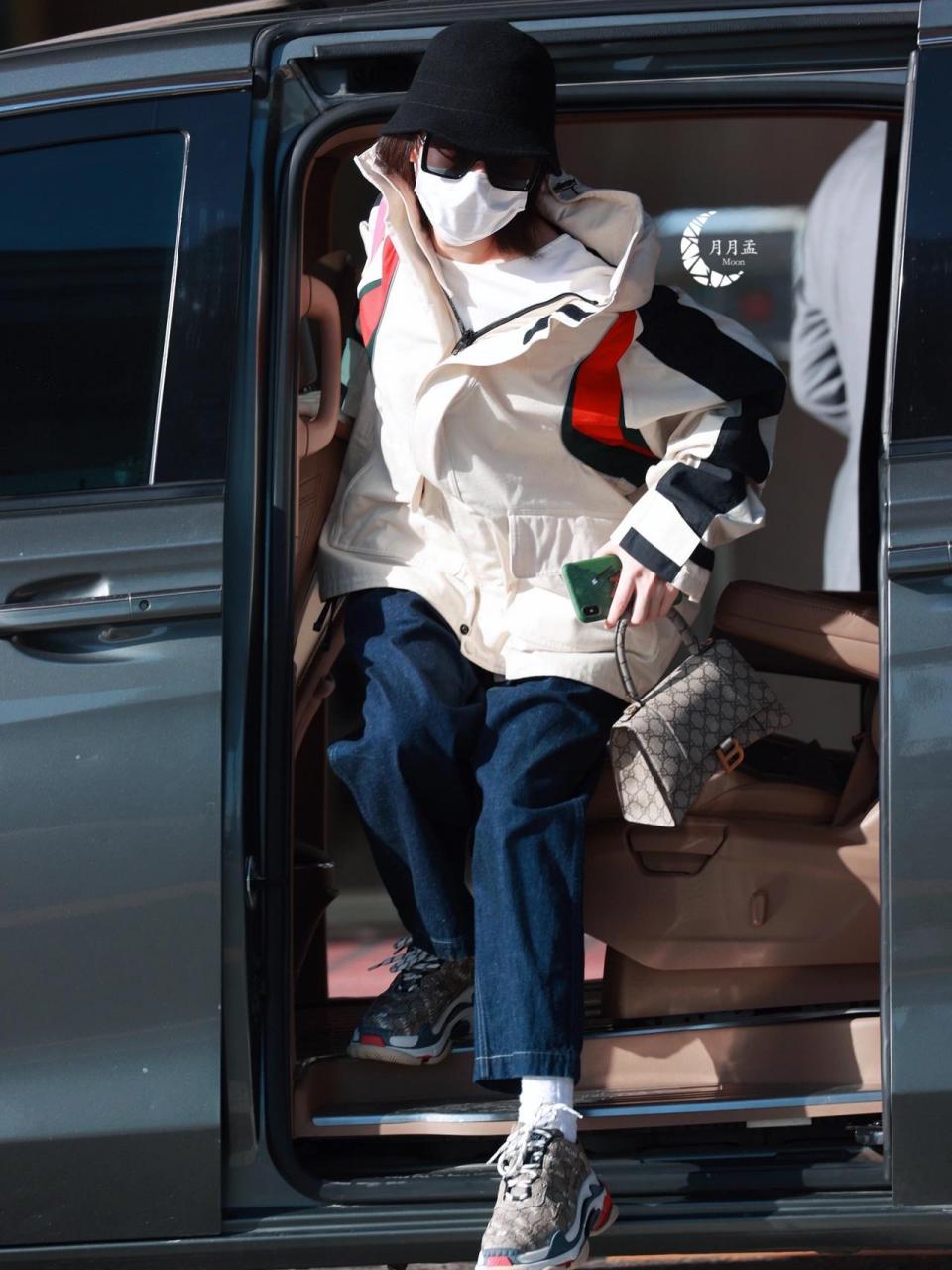 look: 夹克&包袋&鞋子:gucci x balenciaga 手机壳:dinotaeng 倪妮穿