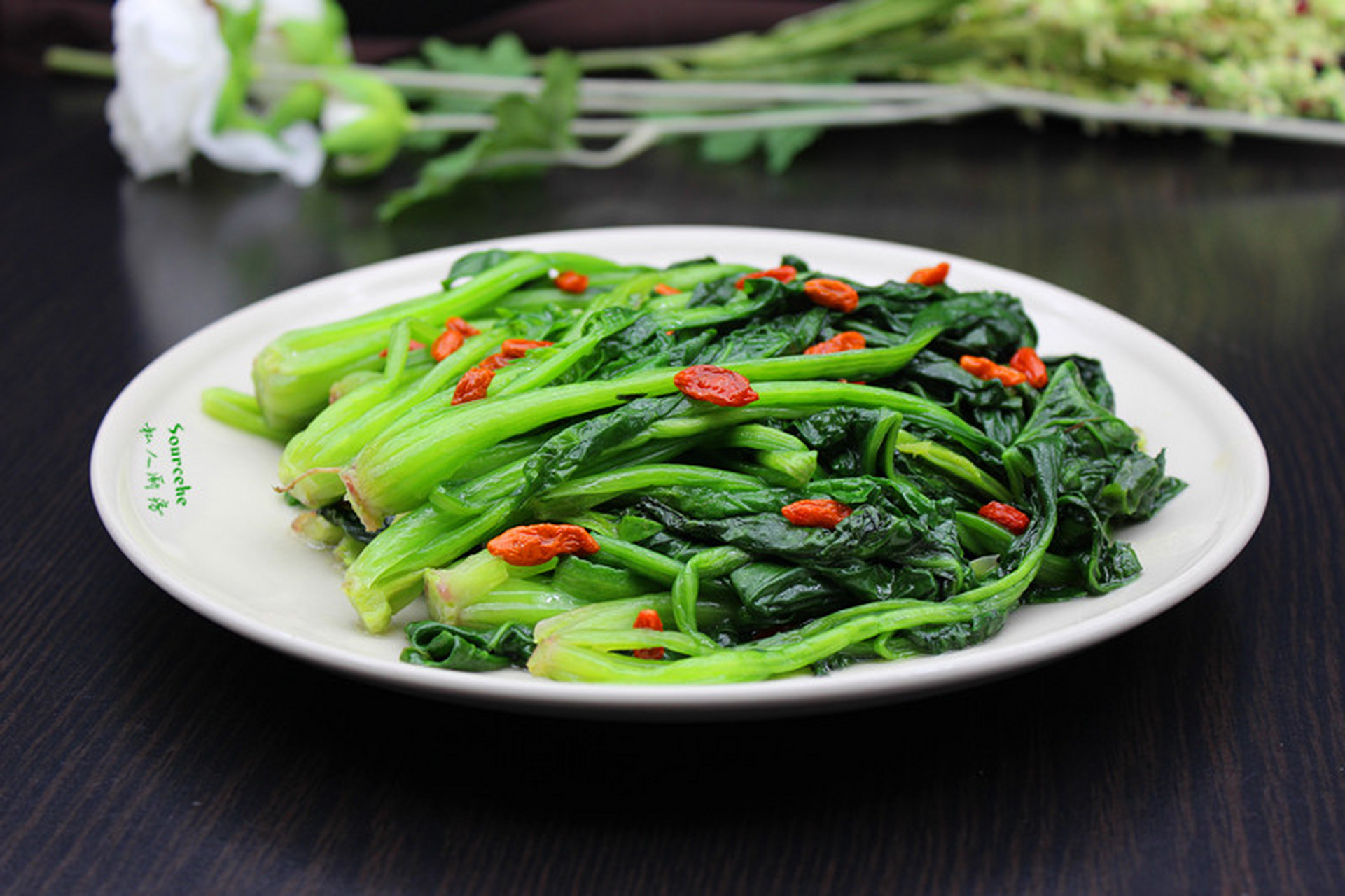 节后减肥排毒,枸杞炒菠菜 菠菜能清理人体肠胃里的热毒,防治便秘,使人