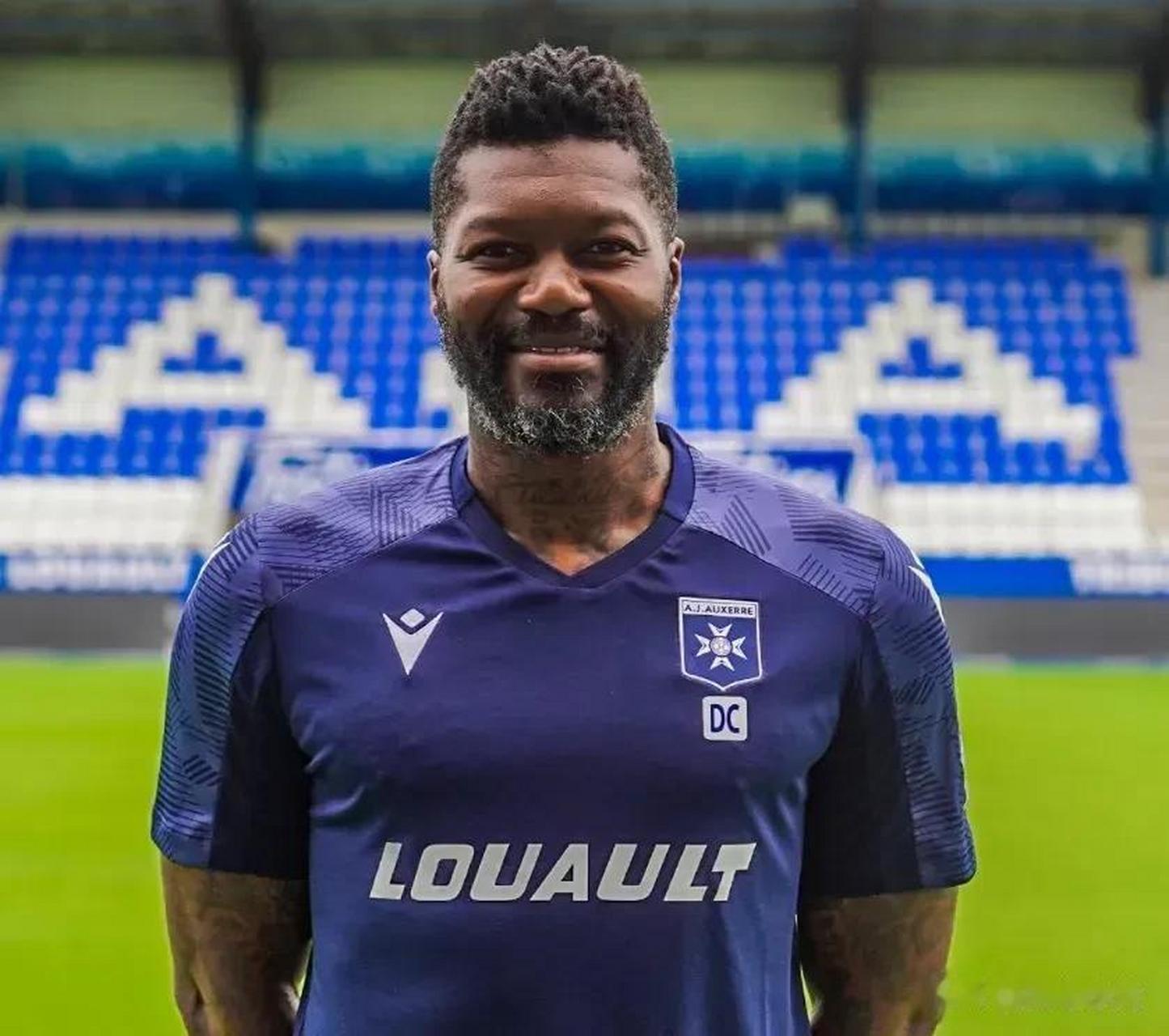 被郑智踢成了郑智化的西塞～～～  他唱过一首很有名的歌,他说风雨中