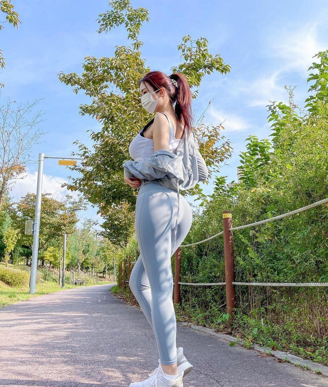 公园里晨练的美女,瑜伽裤的穿搭,给人一种非常阳光活力的感觉