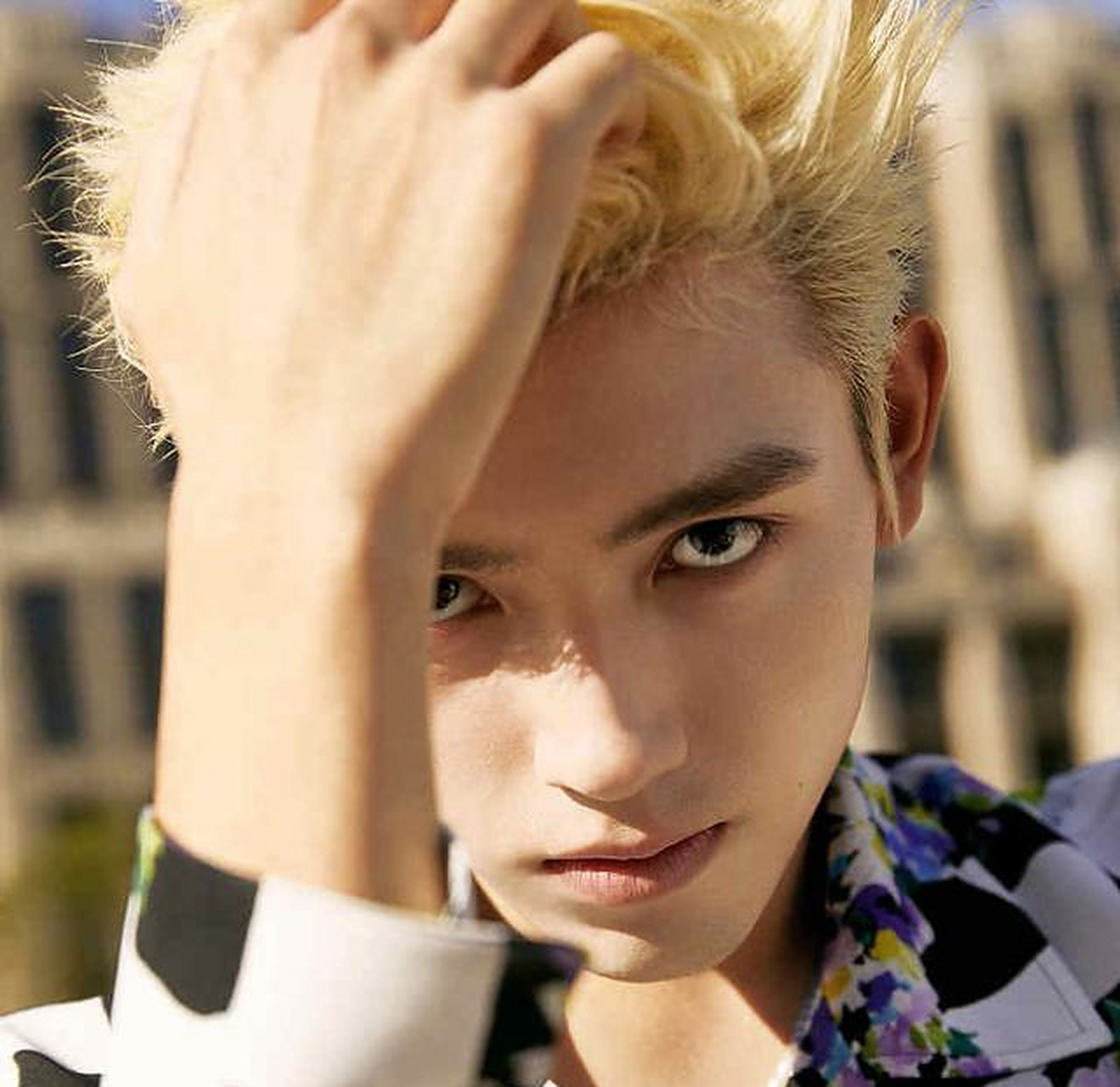 陈飞宇金发造型亮眼帅气 格子花衬衫搭黑西装港风满满[?