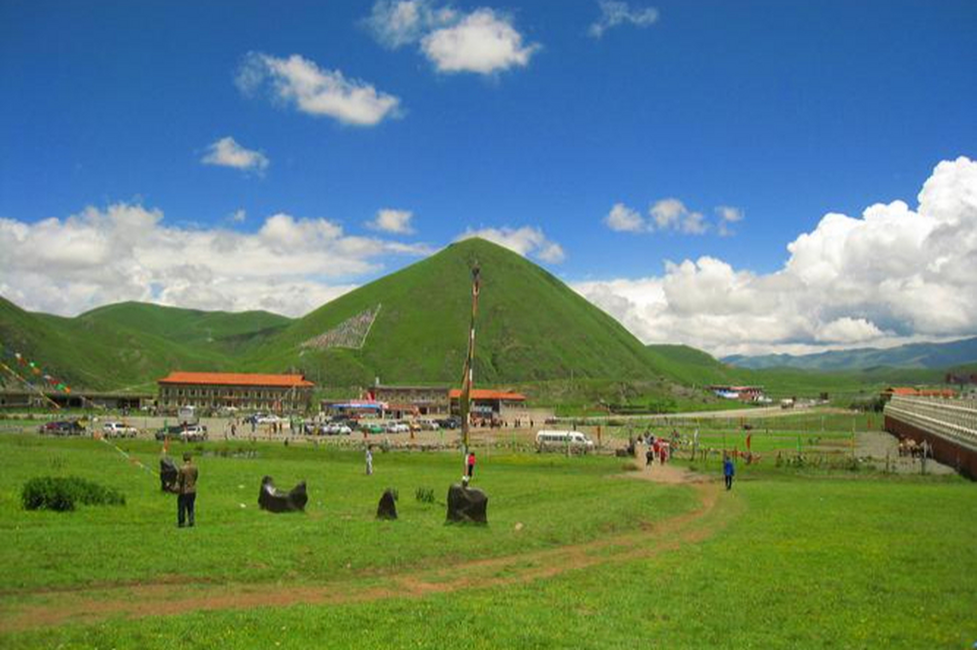 塔公草原:这里的海拔3700多米,一年四季都有不同的风景,而每年的6月至