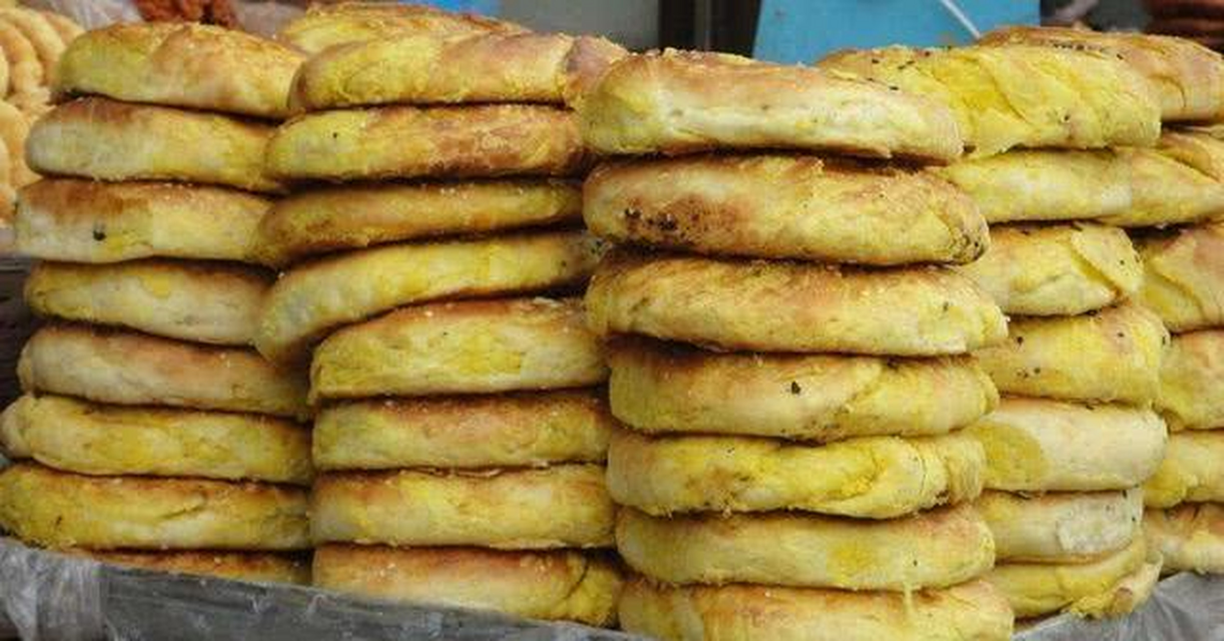 有甜味,咸味,包糖多种焙子,外表酥脆,内部绵软,经济又实惠,值得一尝.