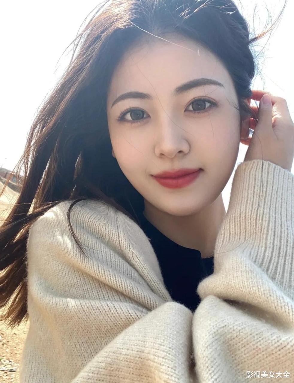 送侄女去幼儿园遇到的老师,今年29岁还单身,圆脸高颜值气质型美女