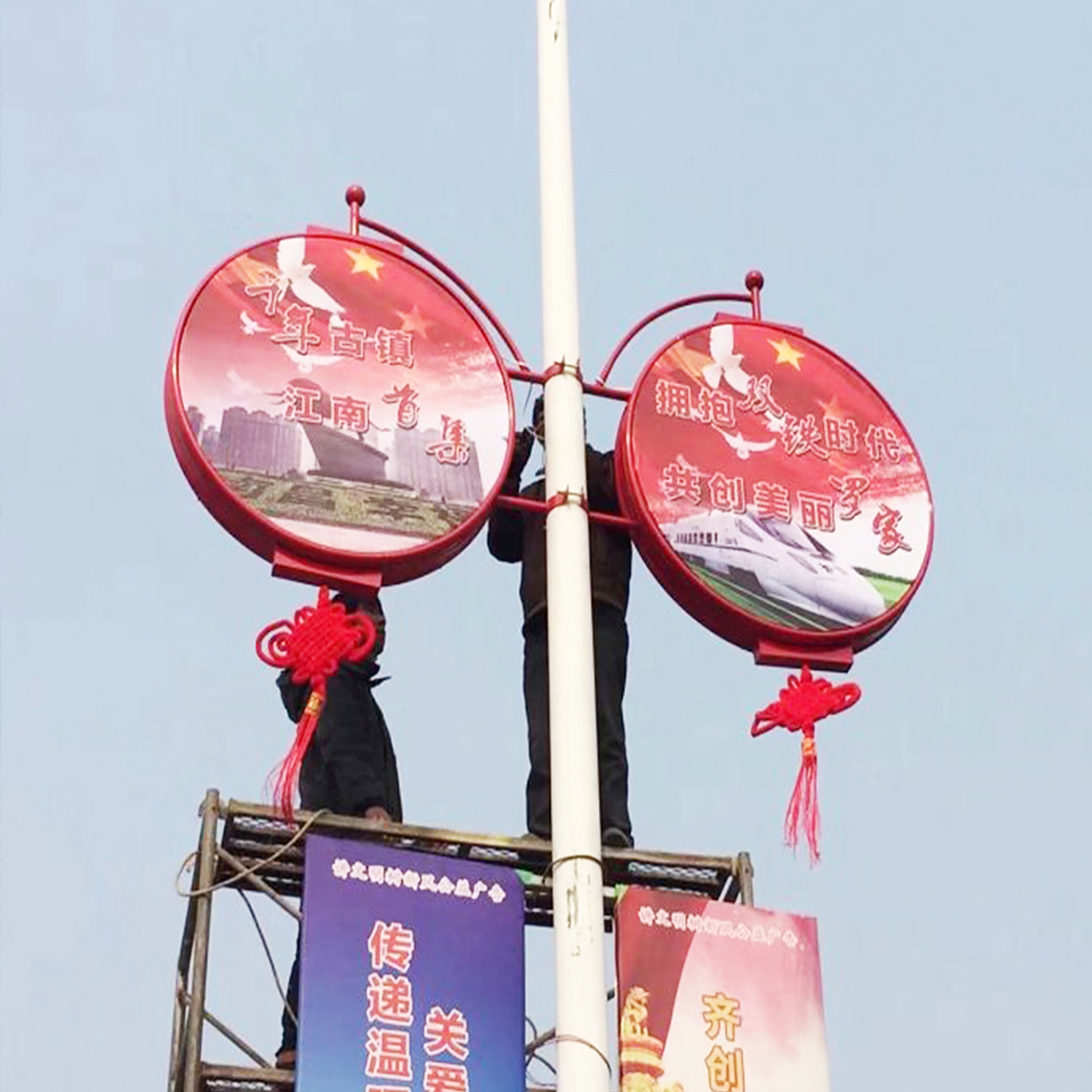 很漂亮的一款路灯杆灯箱,圆形灯笼型灯箱,你们喜欢吗?