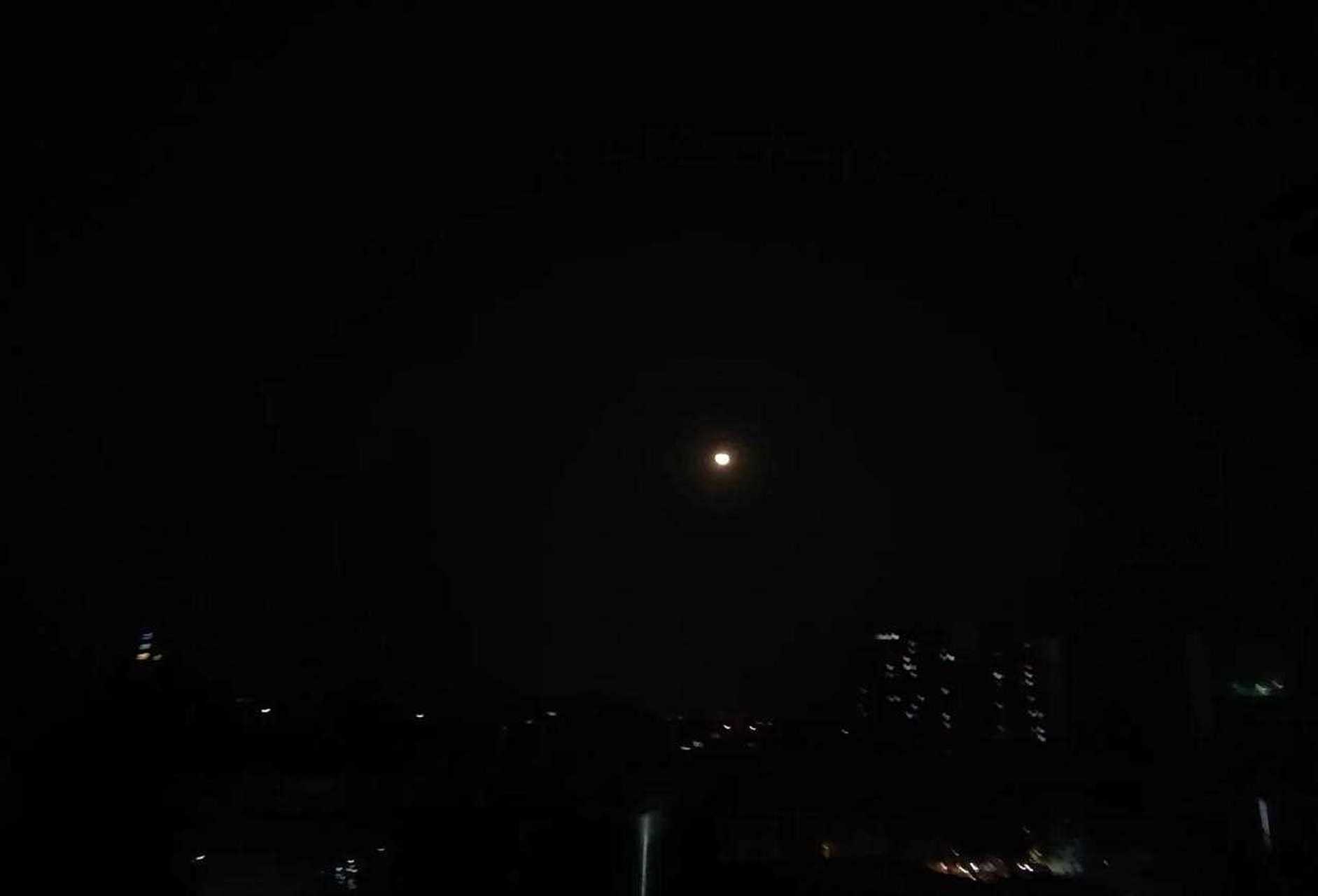 从前,我闭关修行 出来后清雅绝尘 现在我入世 才发现[微笑] 原来一个