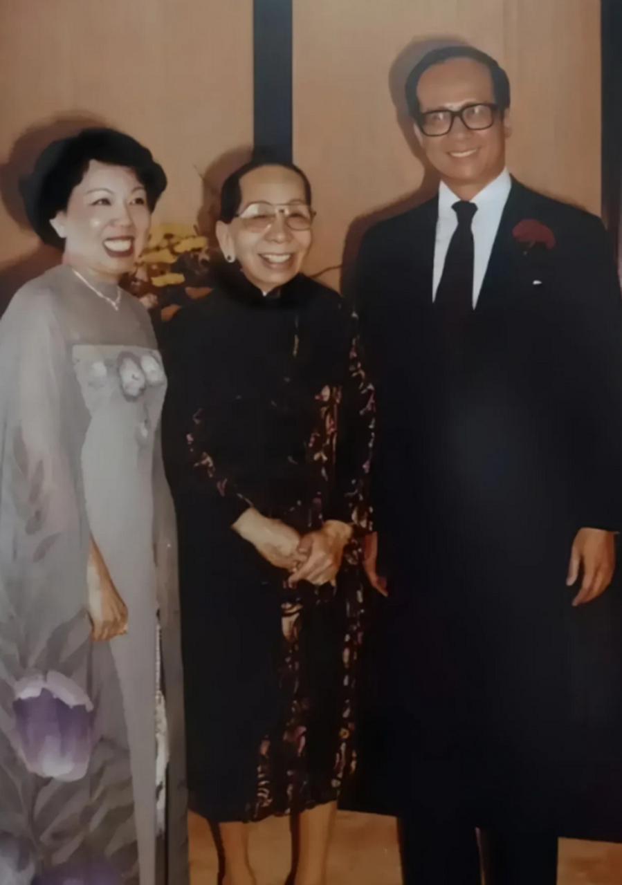 李嘉诚与母亲庄碧琴(中),妻子庄月明(左)的一张合影,仔细看,庄碧琴与