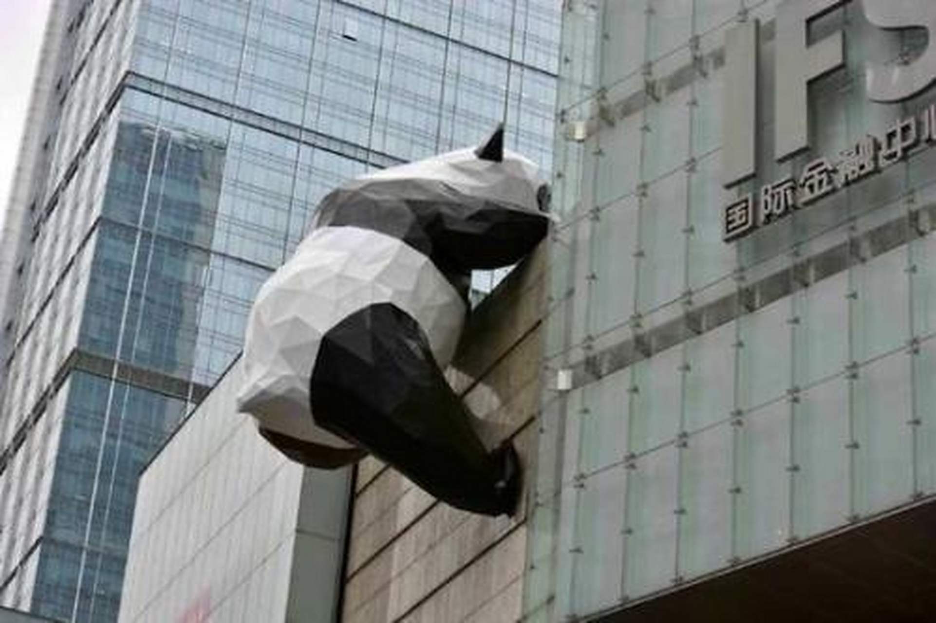 成都ifs购物中心一楼开放供顾客观赏的特色古迹广场,包括唐朝的水利