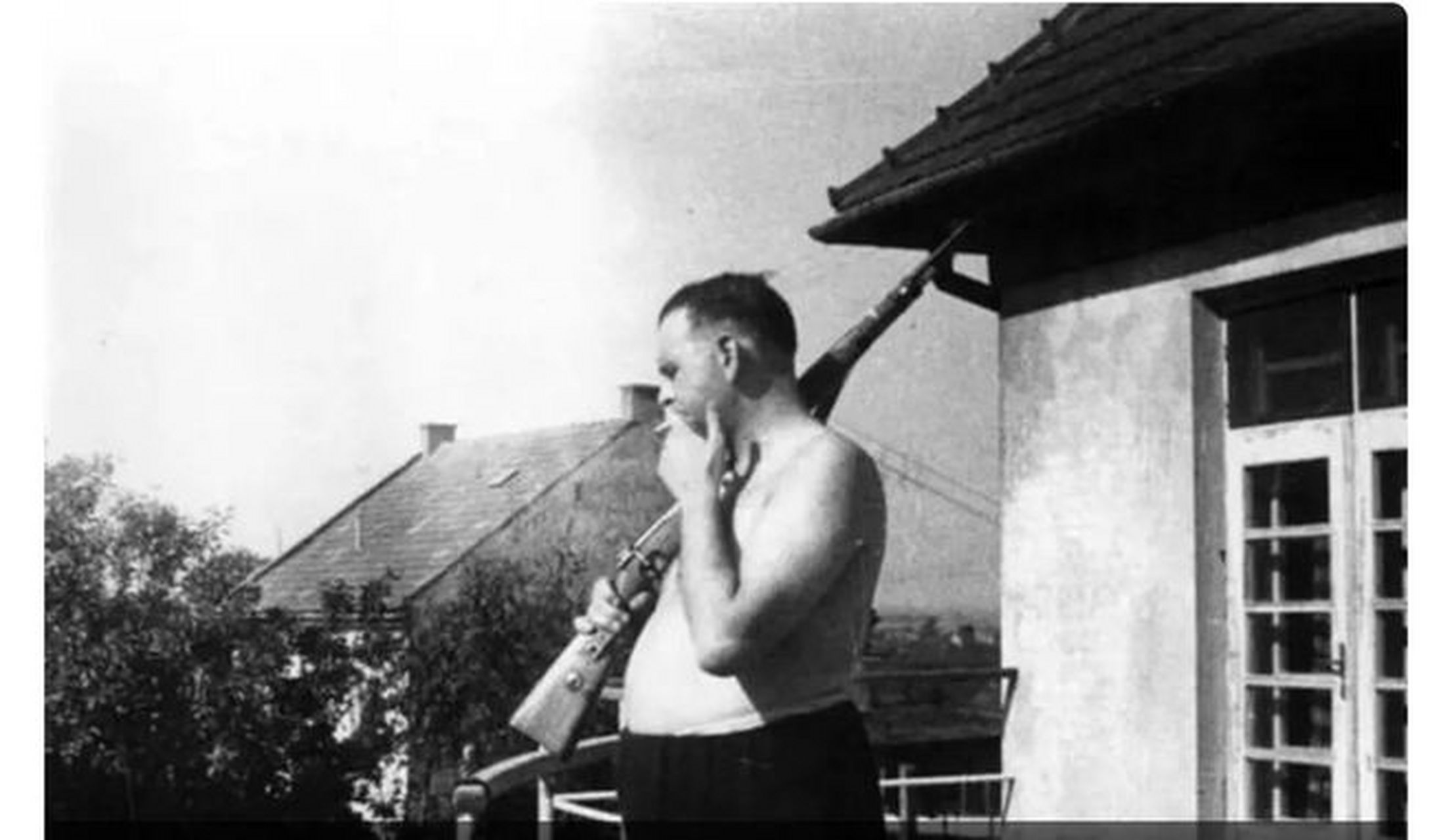1943年,德国一名集中营司令官阿蒙·高斯的照片被曝光,照片中的他手持