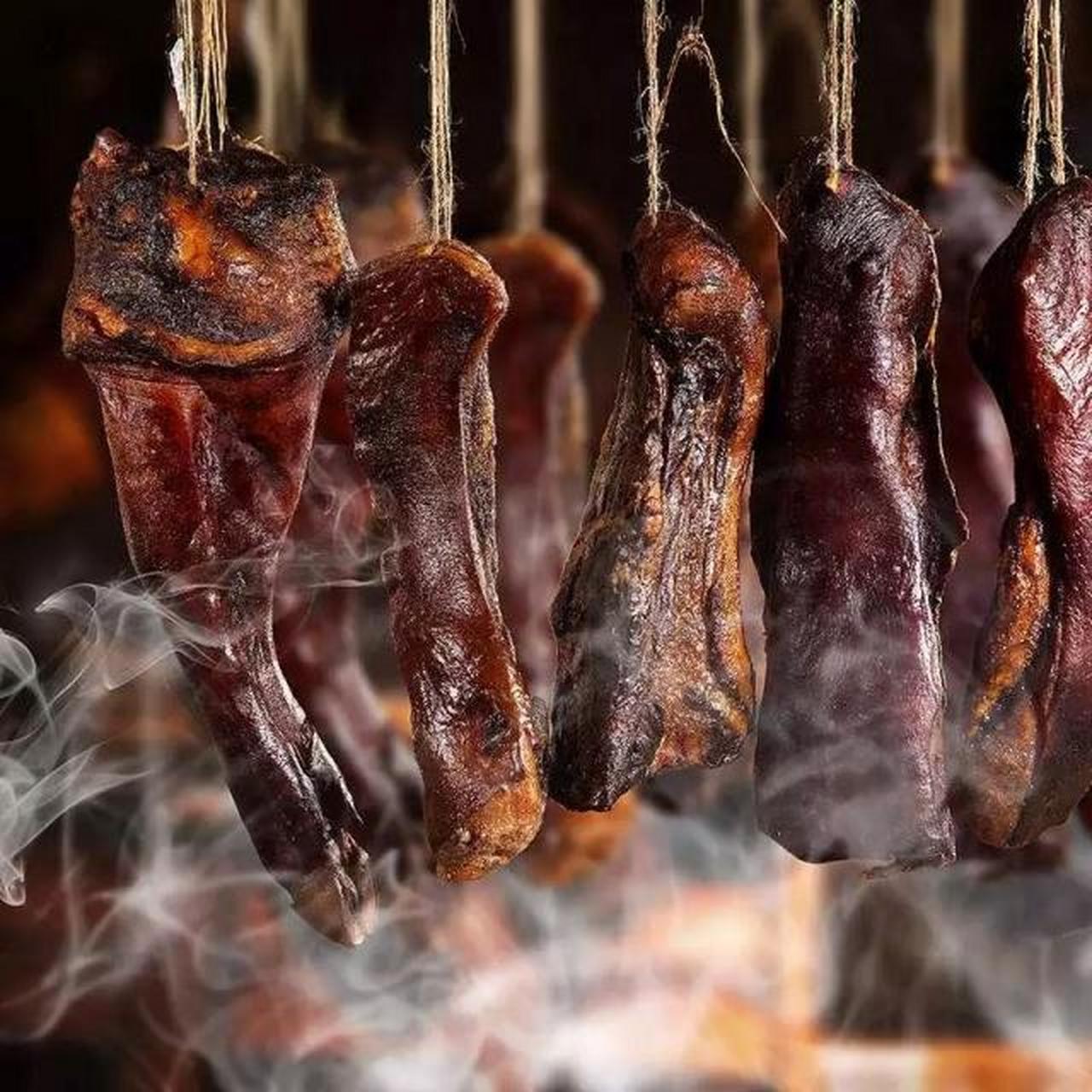 在湖南湘西的农村,杀年猪熏腊肉是邻居朋友们兴致勃勃的一件事,精选上