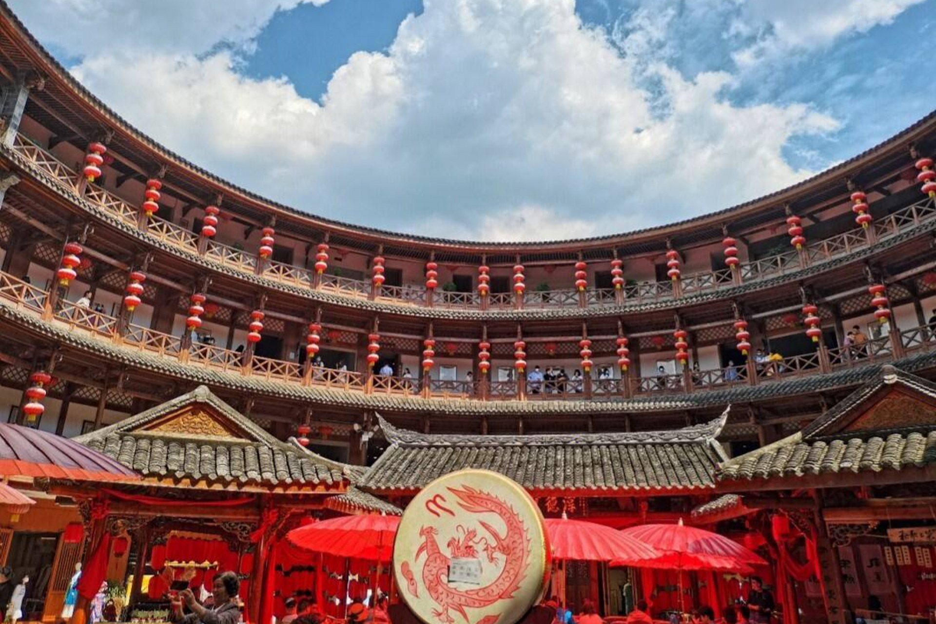 成都洛带古镇,这个充满神秘色彩的古镇,建于三国蜀汉时期,传说因蜀汉