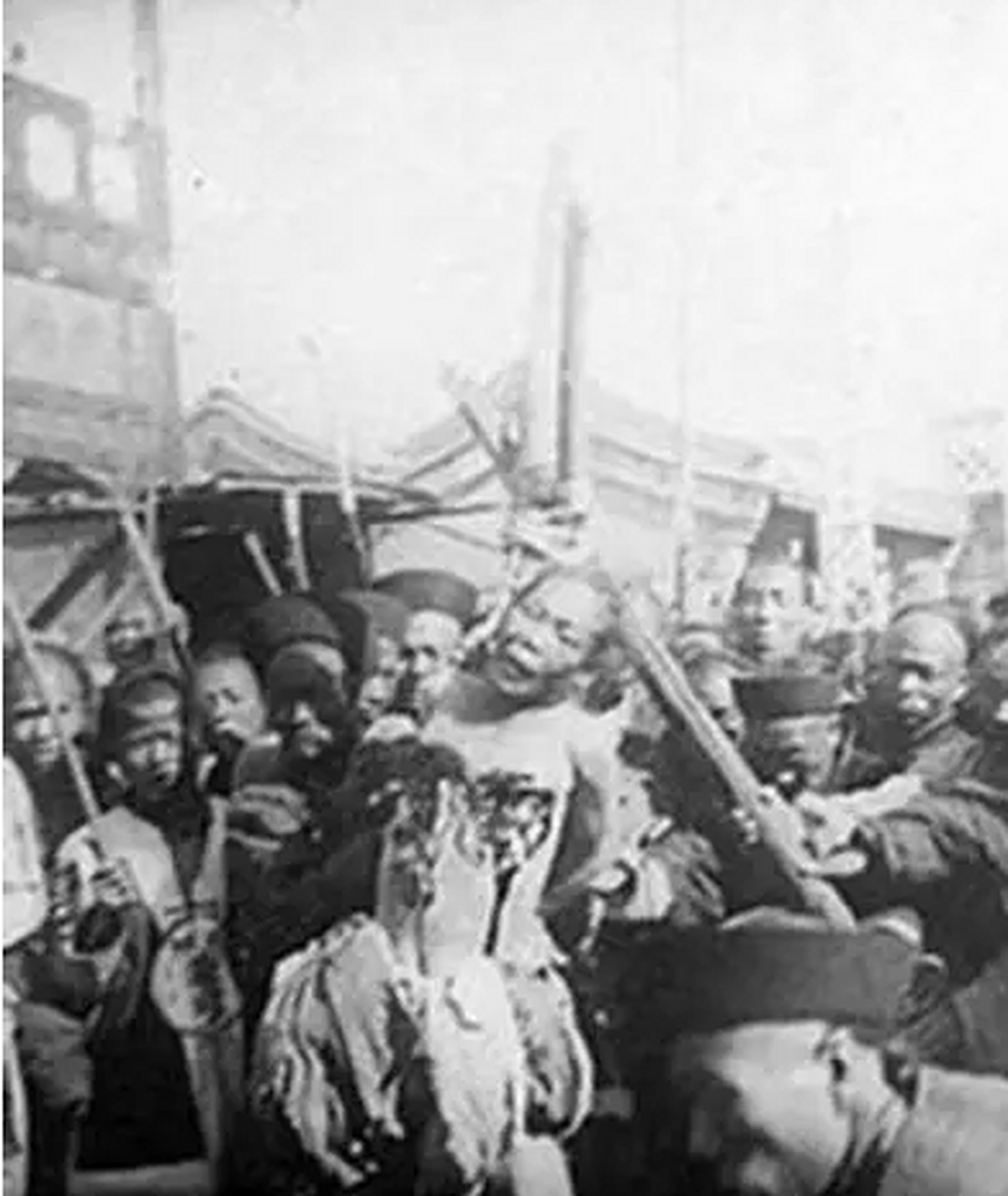 在1928年民国时期,一名女子正在受到"裸刑"的折磨,这张照片记录了这一