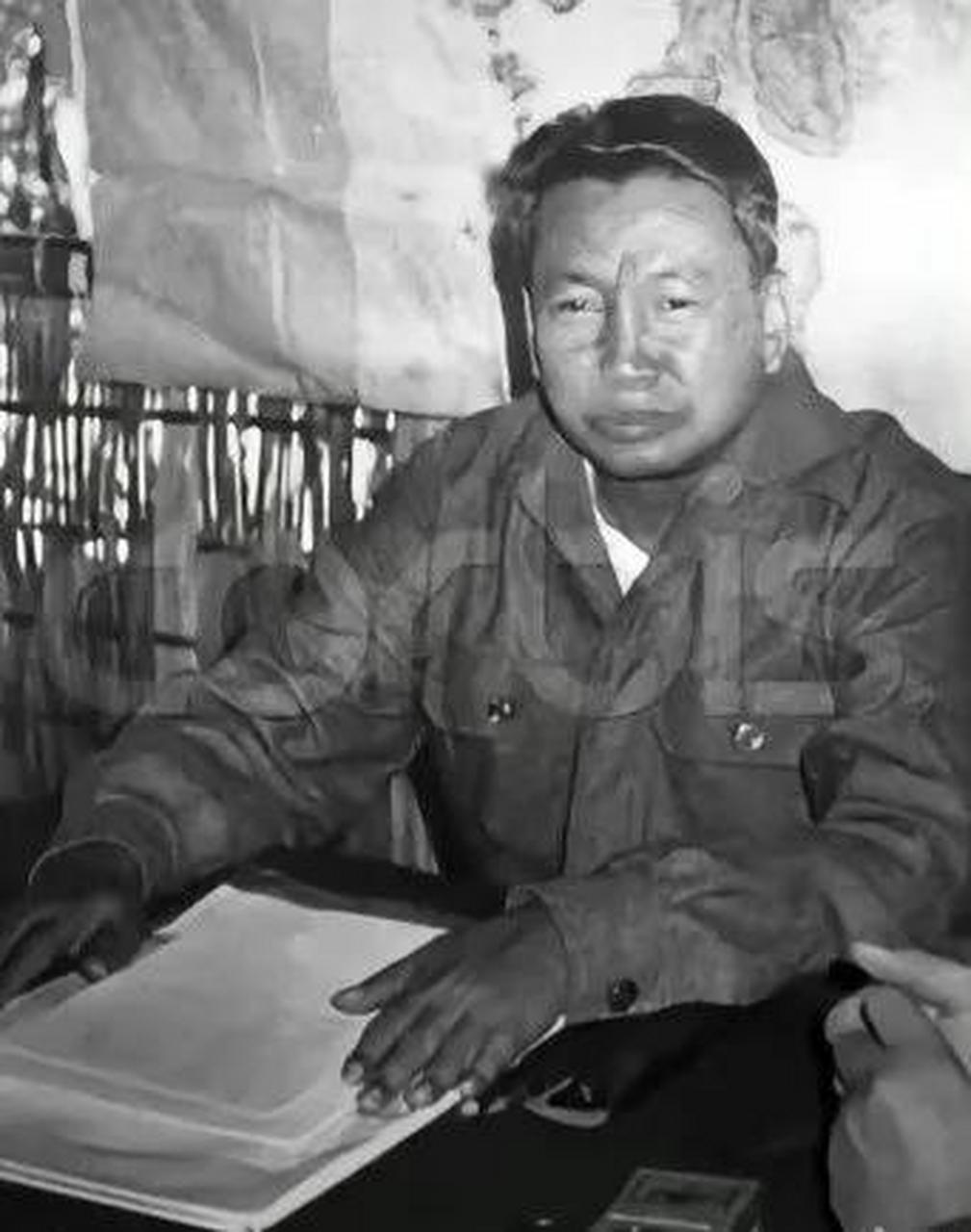 这是一张70年代柬埔寨当权者波尔布特留下的老照片,照片中的他看起来