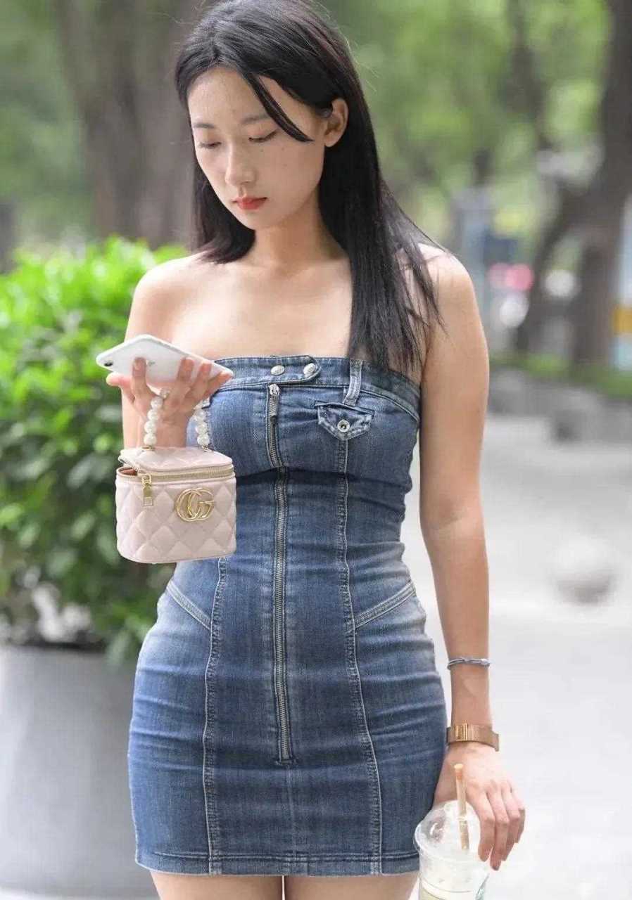 身穿蓝色紧身抹胸包臀牛仔裙的气质美女[小黄鸭]