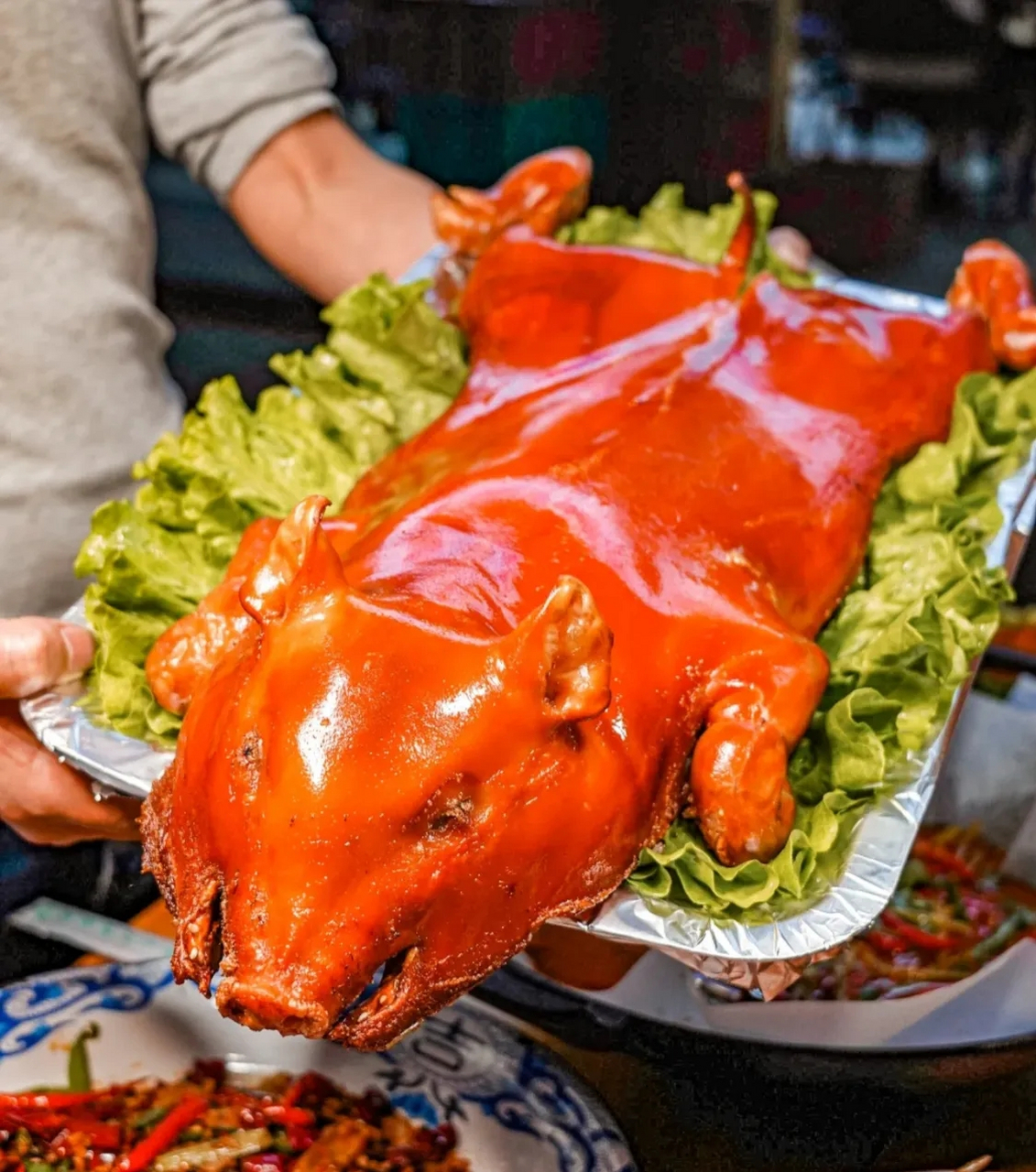 烤乳猪是广东大型宴席上必上的菜,菜中上品.