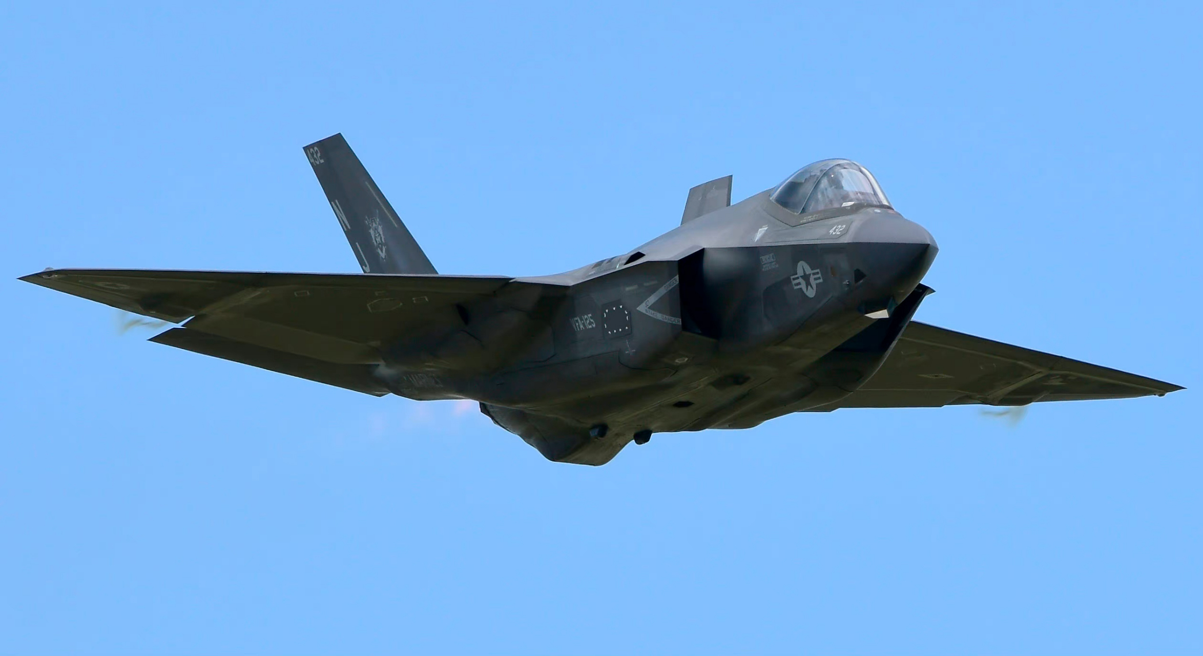 有的角度看上去,感觉f-35c隐形战斗机的机翼面积真不小