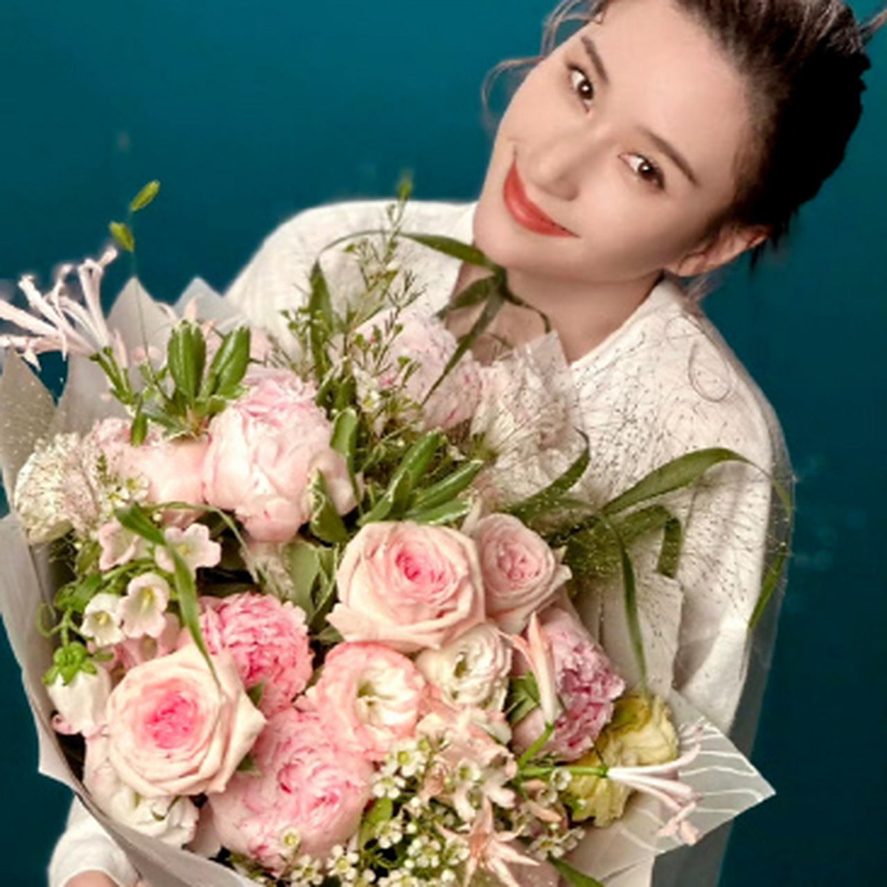 何超莲太容易满足了!何超莲晒窦骁情人节鲜花,扑通扑通,花美人更美!