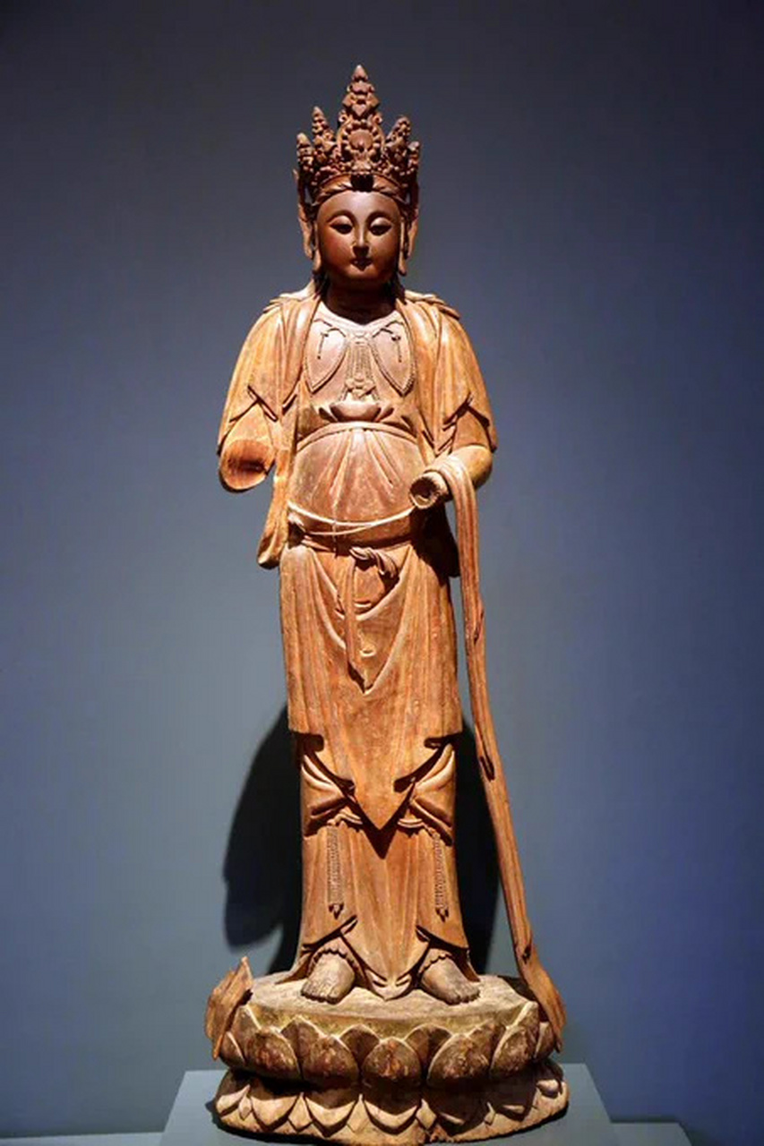 元代鎏金彩绘木雕观世音菩萨像,现藏于克利夫兰美术馆.