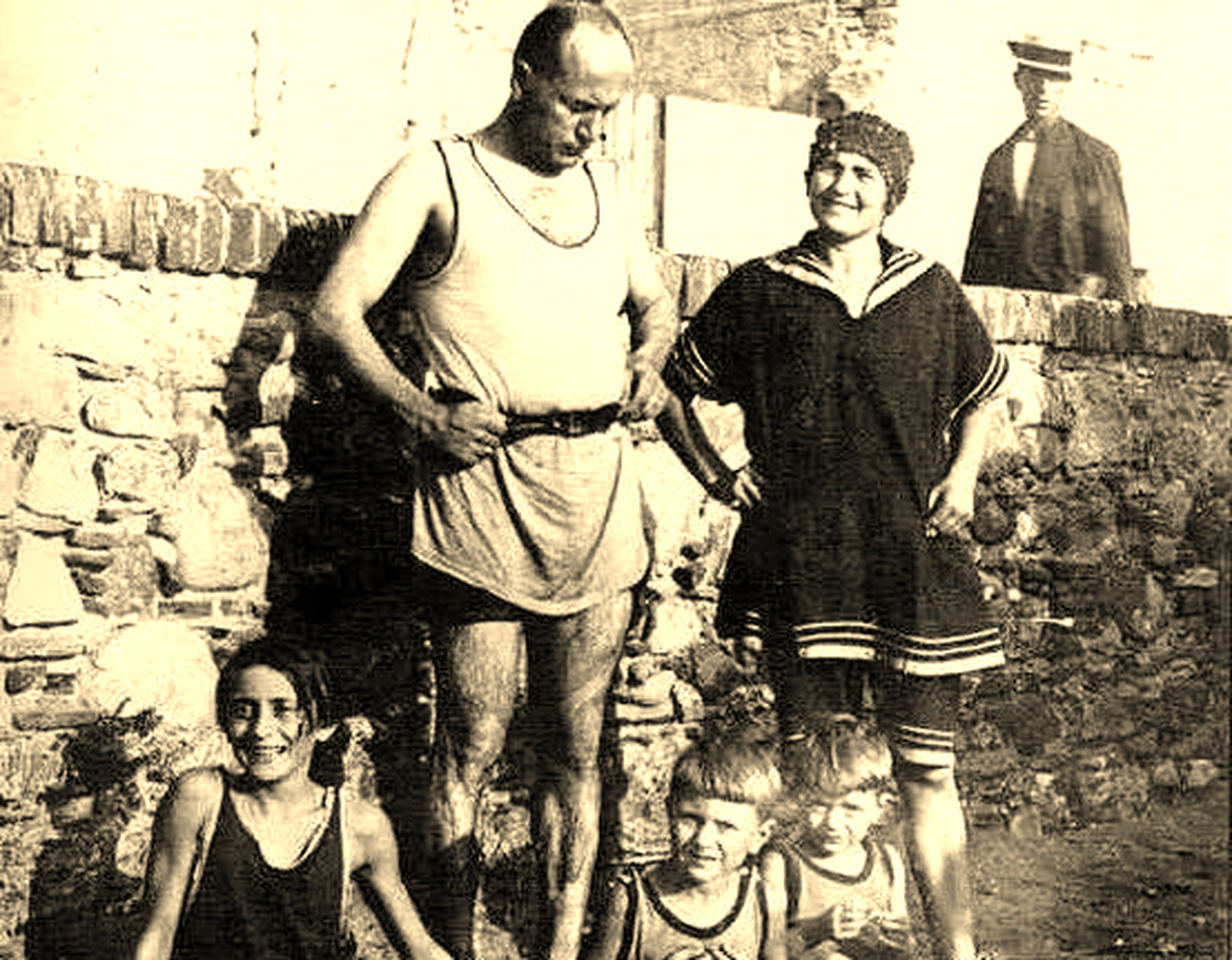 贝尼托·墨索里尼和他的家人,包括妻子和5个孩子中的3个