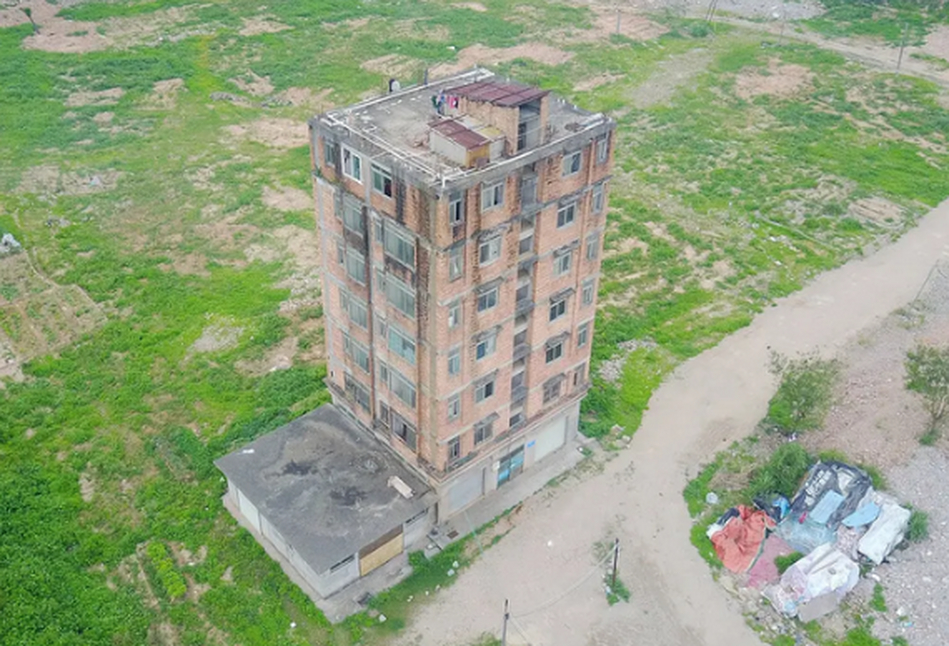 重庆"最牛"钉子户:断水断电挖成"孤岛"都不搬,最终败给现实