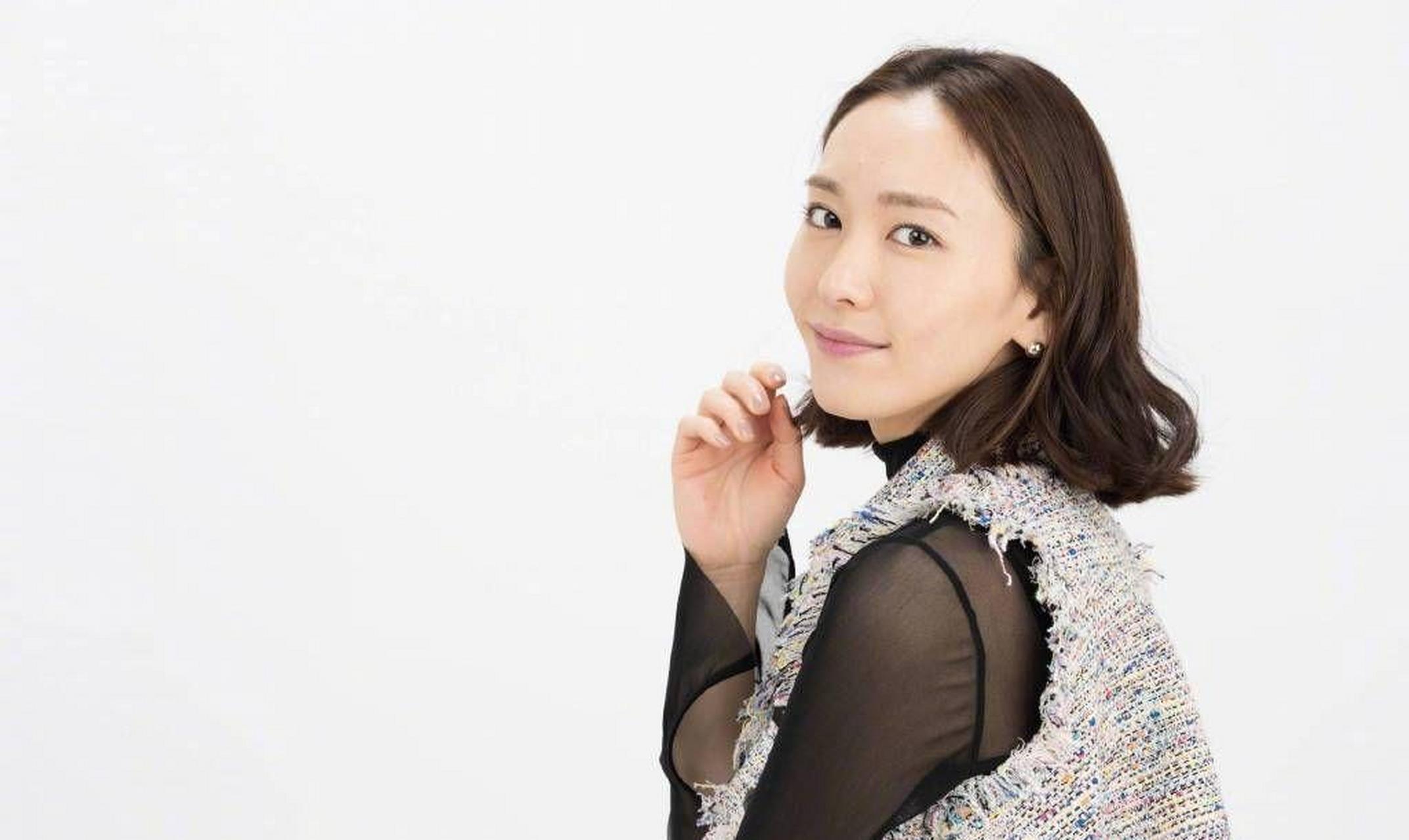 新垣结衣最新素雅写真来啦~婚后状态好好啊,优雅端庄气质满满,每一个