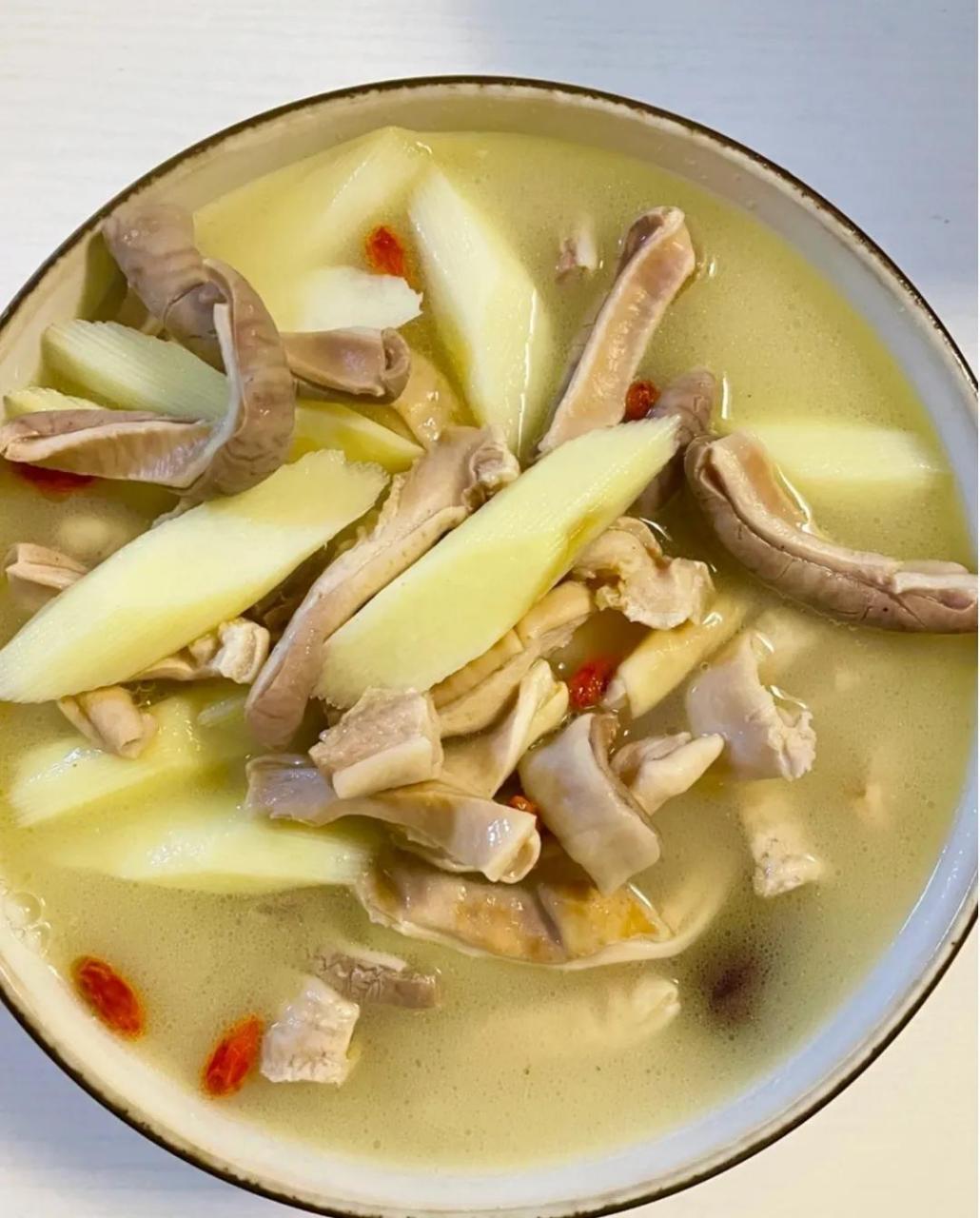 分享《山药猪肚汤》的详细制作过程山药猪肚汤是一款营养丰富,滋补