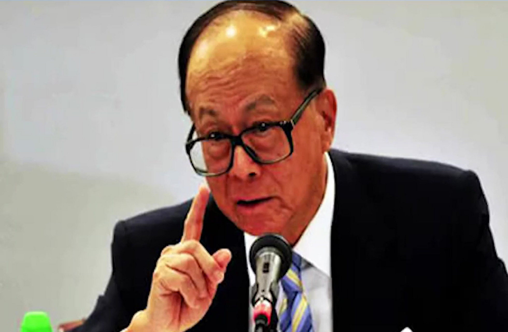 李嘉诚三宗罪跌下神坛,万人敬仰到人人唾弃,唯利是图是冰山一角