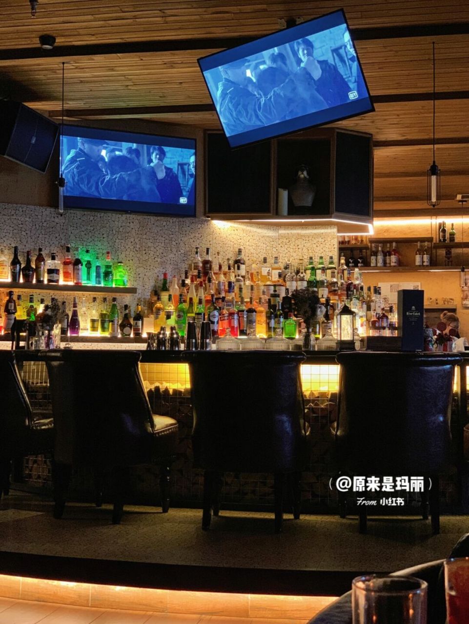 就经常和朋友会来这家酒吧坐坐 [呆] 超安逸颜值高又好喝  潘壹