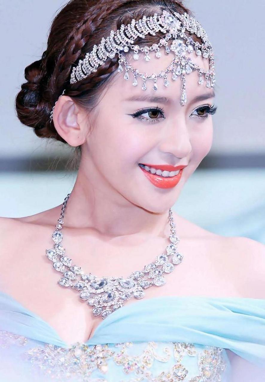 内地性感车模:曹阳