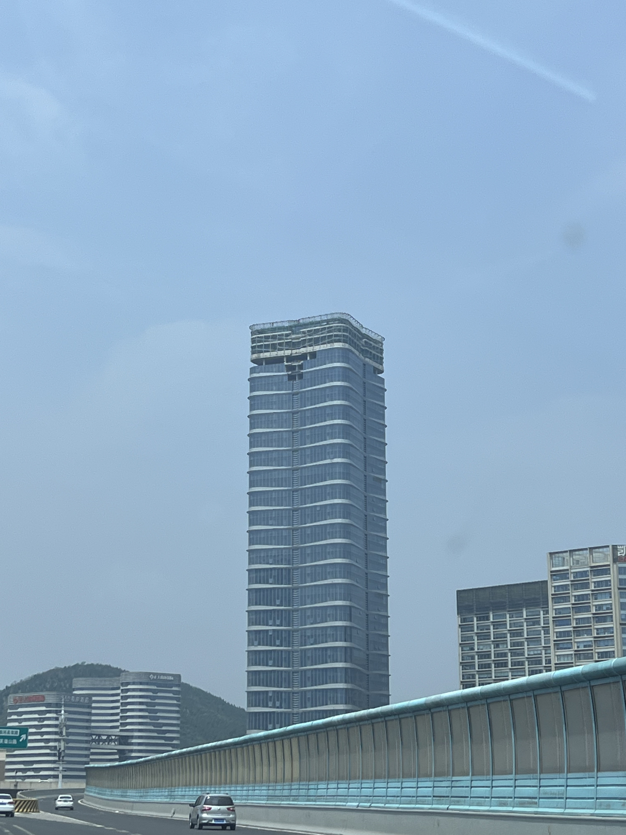 龙玺大厦,位于济南市市中区,二环南路和英雄山路交叉口西北角,地 488