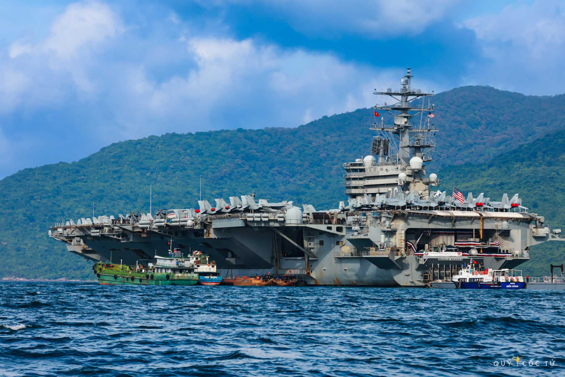 美国海军的罗纳德·里根号航空母舰(cvn-76)在越南的第二天.