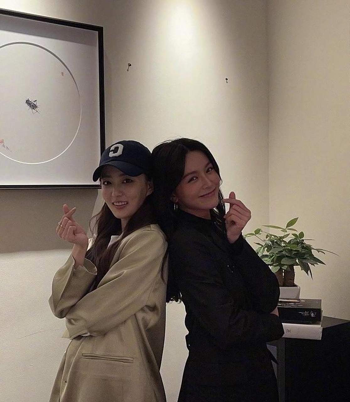 徐璐的小方脸好上镜,比文咏珊的脸还要小一圈