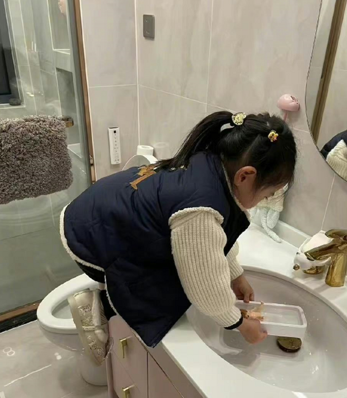 妈妈出差几天,孩子都上洗手台了!