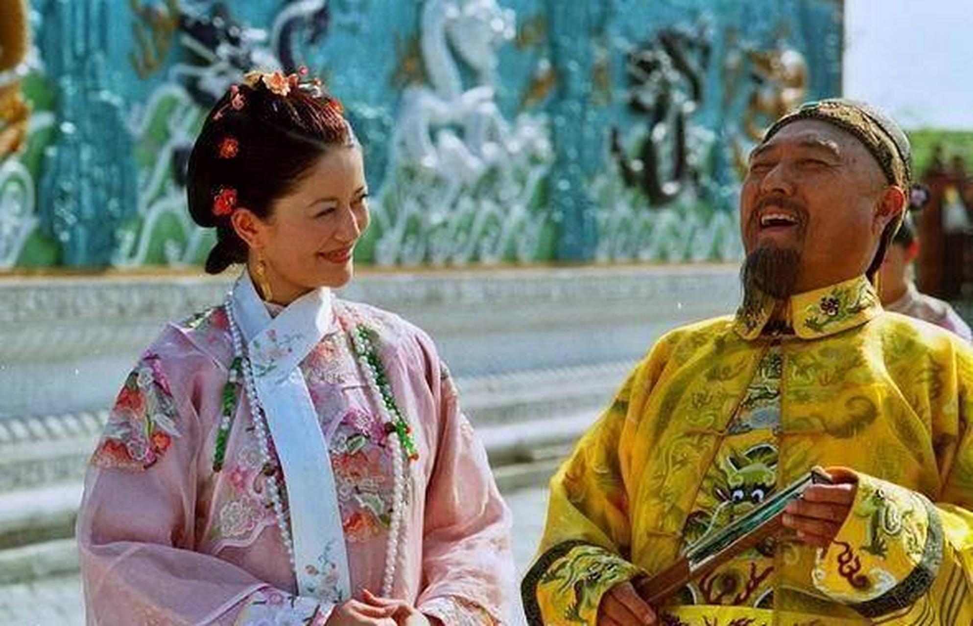 嘉庆皇帝在大年初一开始,为密切和王公大臣们的感情,他就要写福字了.