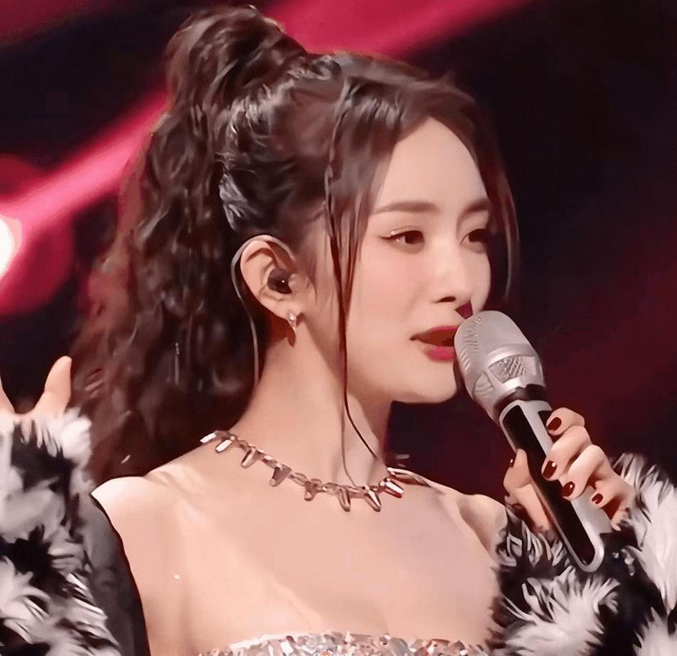 靠着好皮囊,杨幂在舞台上蹦蹦跳跳,就像小学生跳舞一样,一点都不专业.