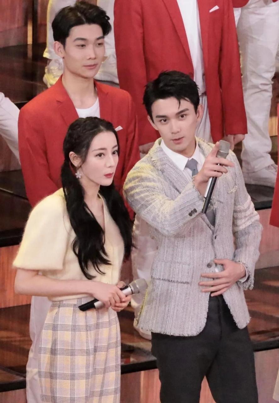 百家号星火计划# #迪丽热巴吴磊同台合唱# 你们要的cp来咯~两人再次