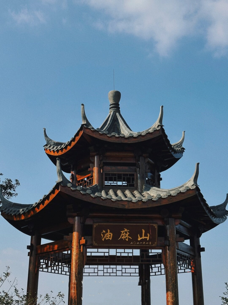 爬油麻山森林公园攻略  油麻山森林公园是一个适合徒步的地方,距离