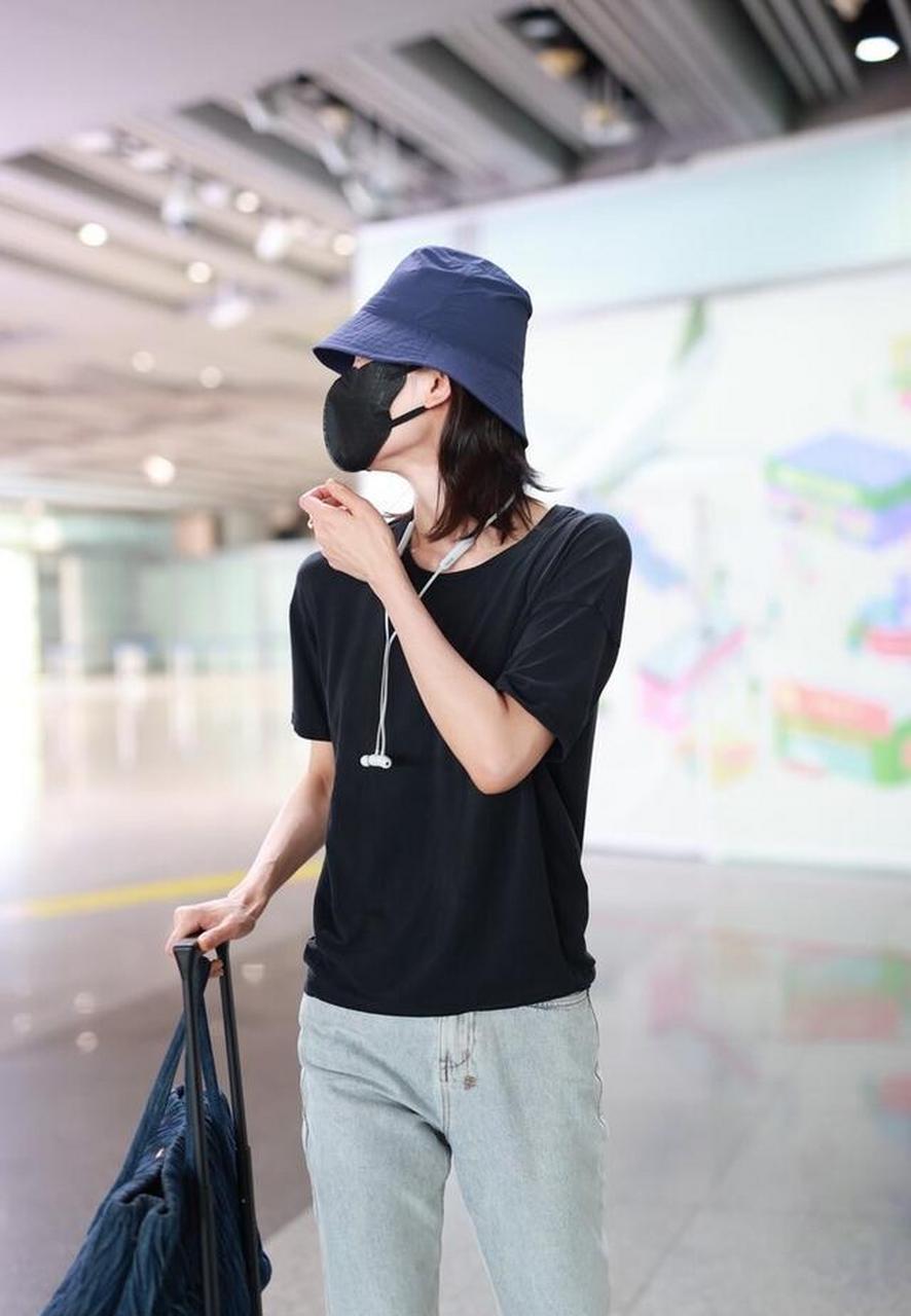 街拍:杜鹃黑色t恤 灰色运动裤 miumiu手提包气质清冷