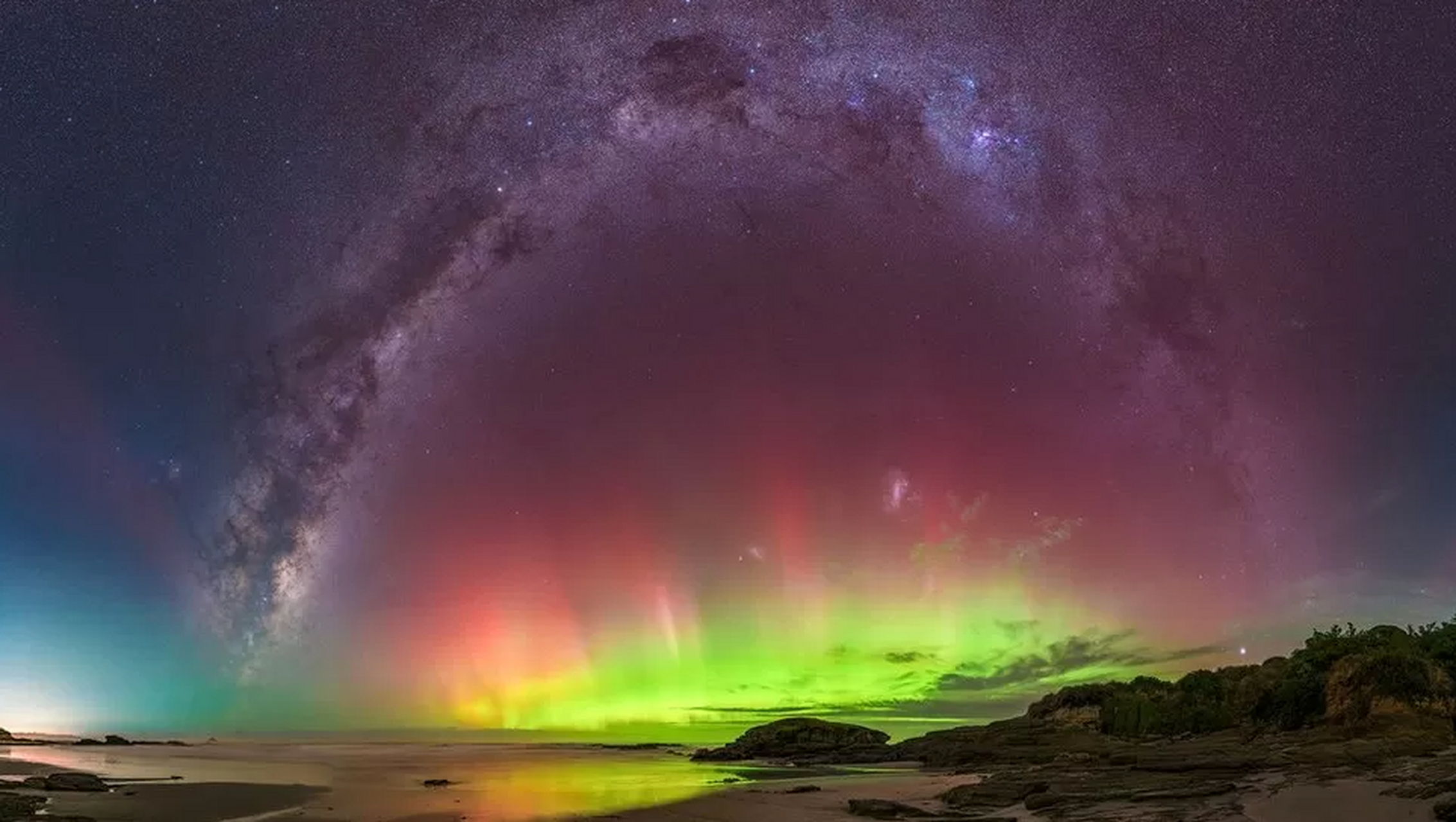 点击我主页的文章了解南极光的形成原理与易于观测地区.#南极光