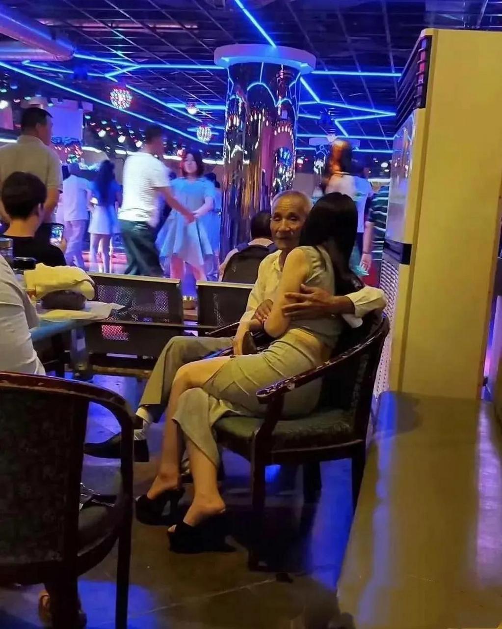 看周围的环境,这张照片不像是摆拍,如果这是真的,这个大爷的幸福生活