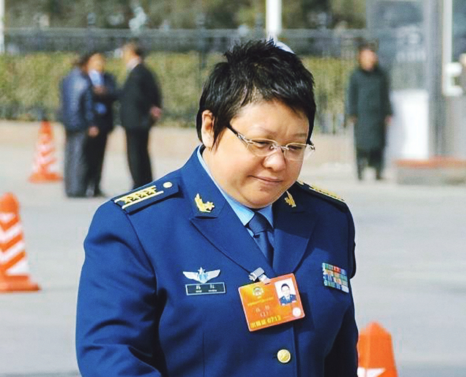 韩红,是表现出色的空军大校,是家喻户晓的著名女歌手.