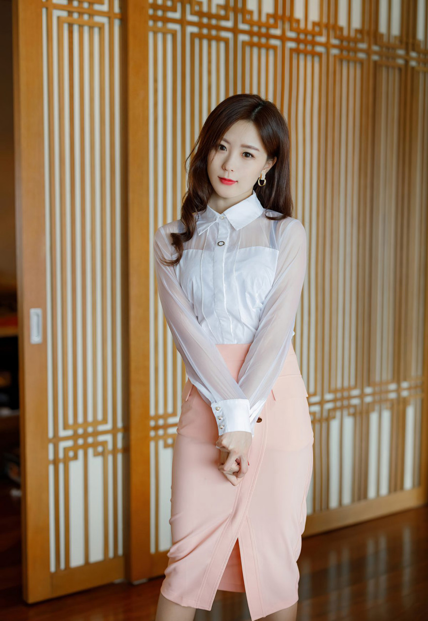 性感女神杨紫嫣制服丝袜高清私房写真集