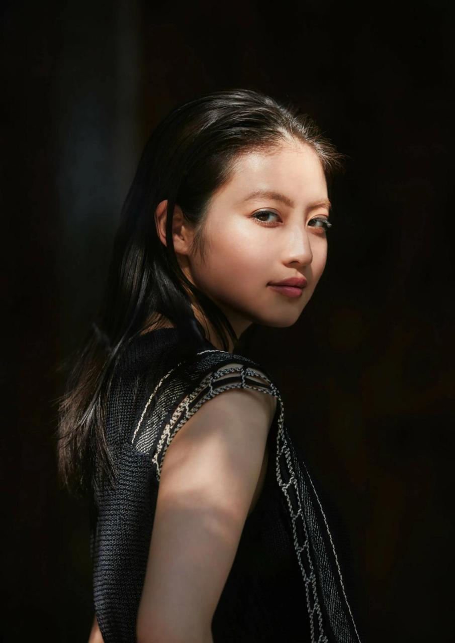 今田美樱新时尚杂志写真,昔日甜美化身温柔轻熟气质优雅女神.