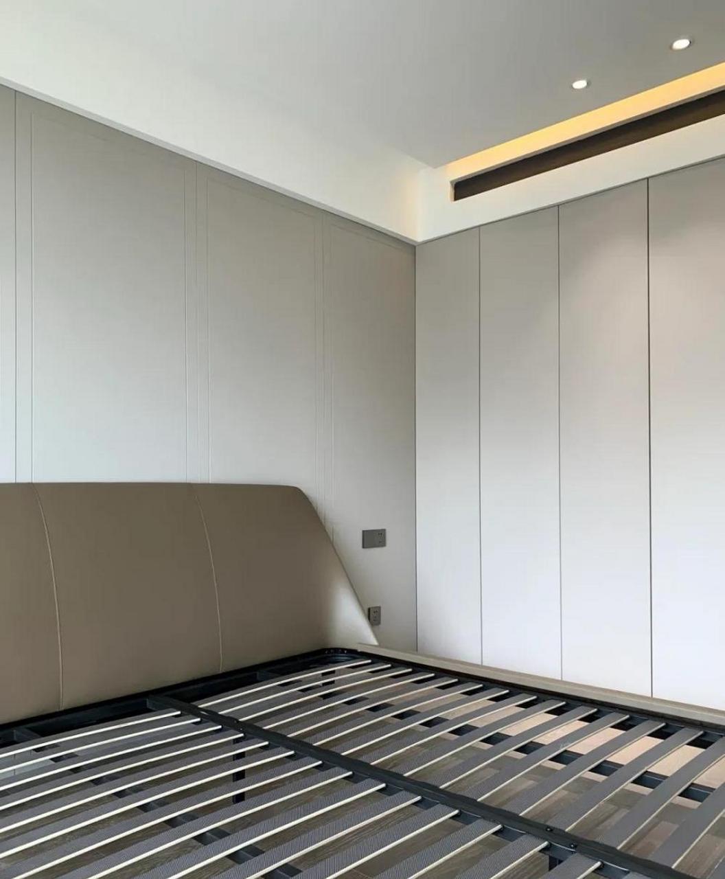 如果你的卧室够大,在床尾设置这么一排衣柜间和书桌的形式是最好用的