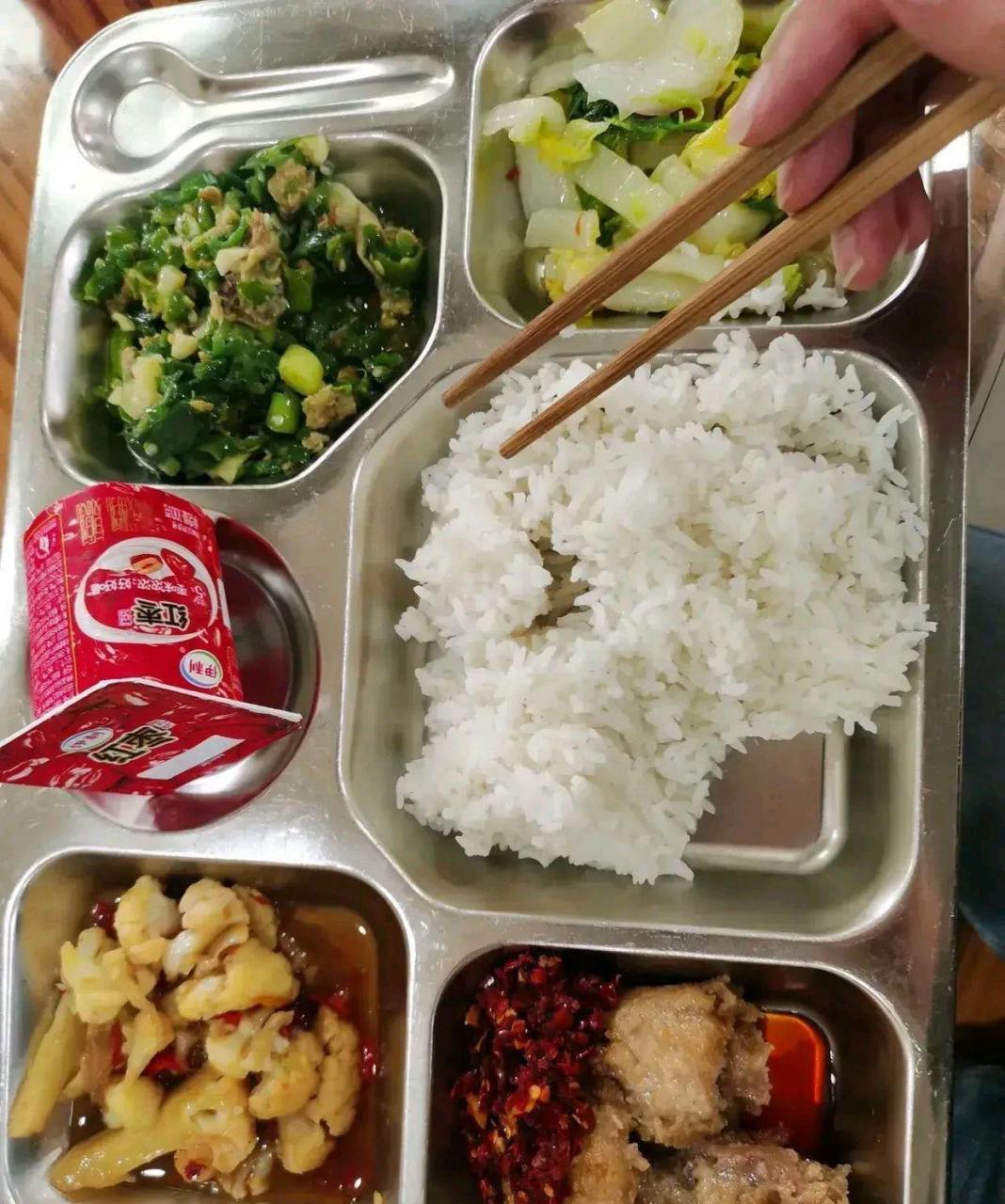 网友:乡镇机关食堂,十块钱标准的午餐,免费的,不够可以继续添加,这