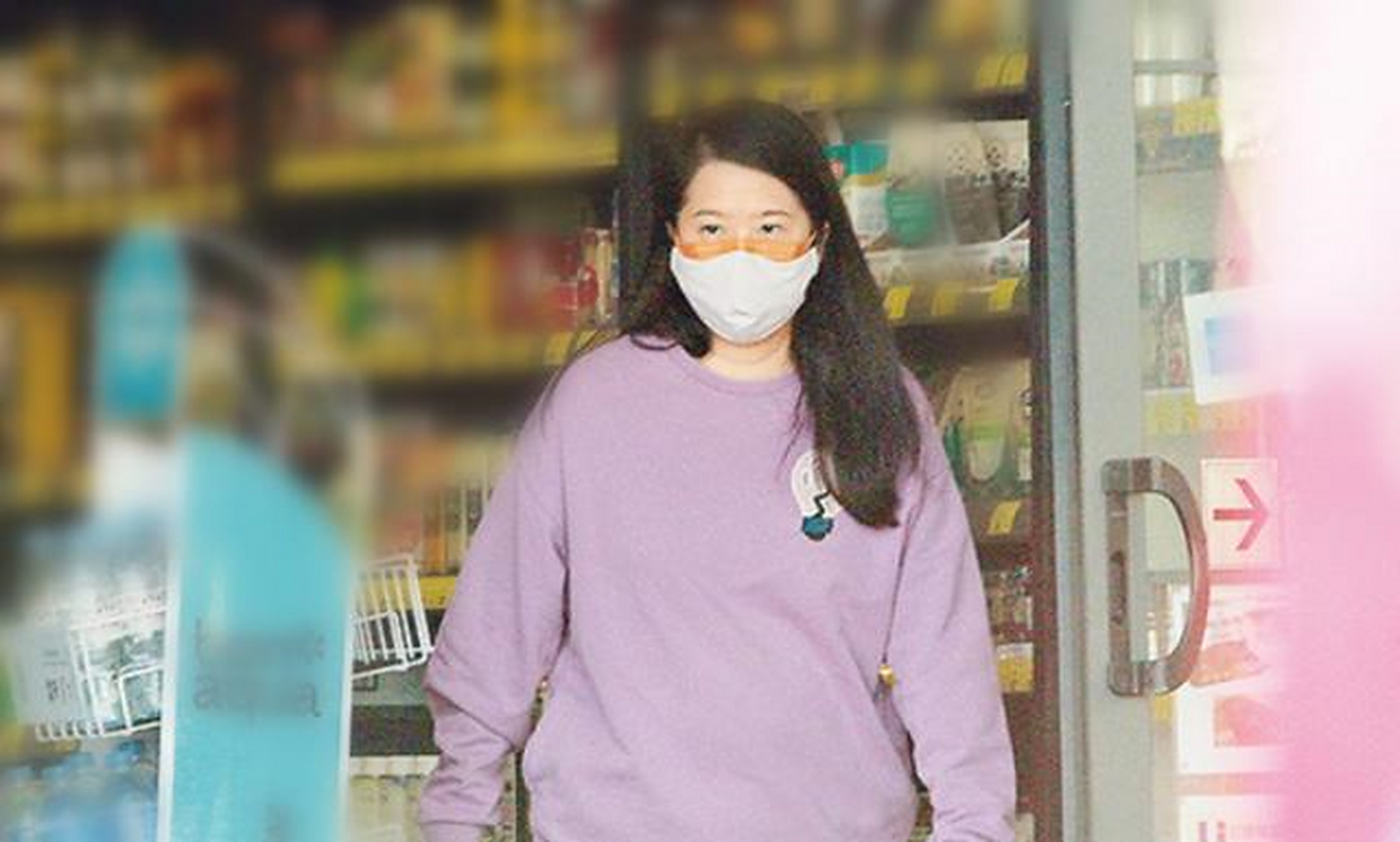 记者爆料称,杜雯惠独自驾车去药房和超市,给14岁儿子买营养食物以及日