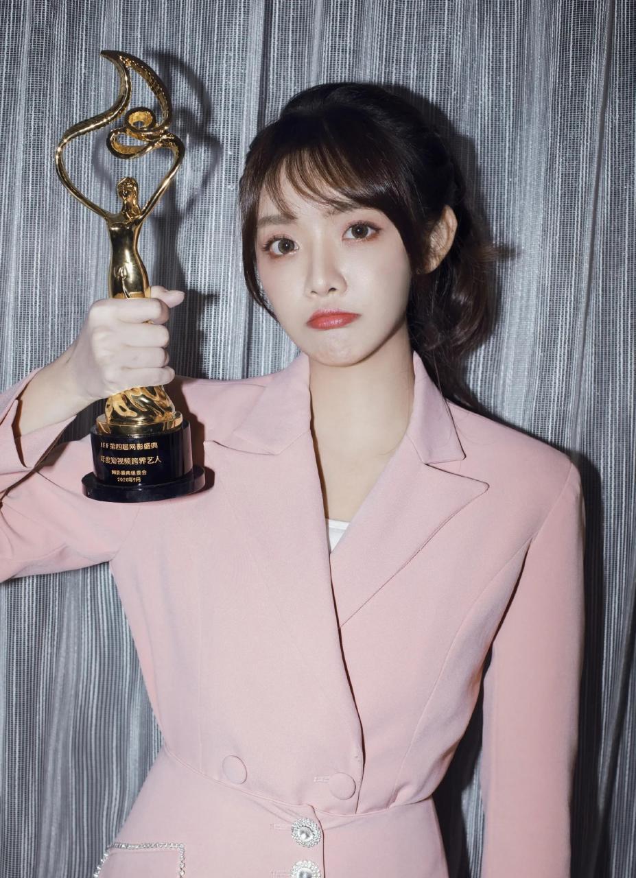 明星图片主播朱容君兔子牙