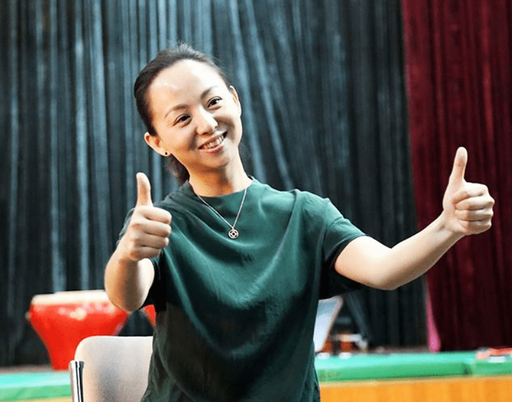 那年,邰丽华婉言拒绝了等她8年的马来西亚的富二代,转身跟国内一名