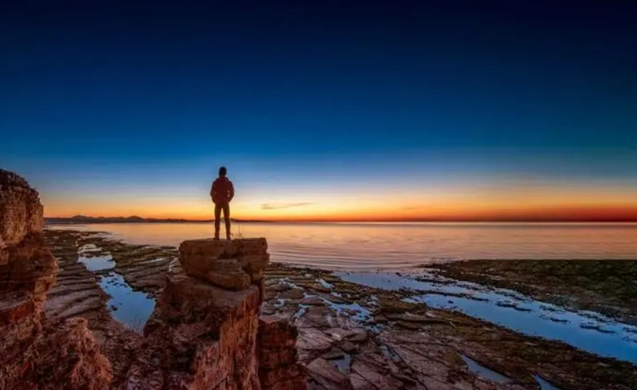 英语每日一句# a strong man will struggle with the storms of