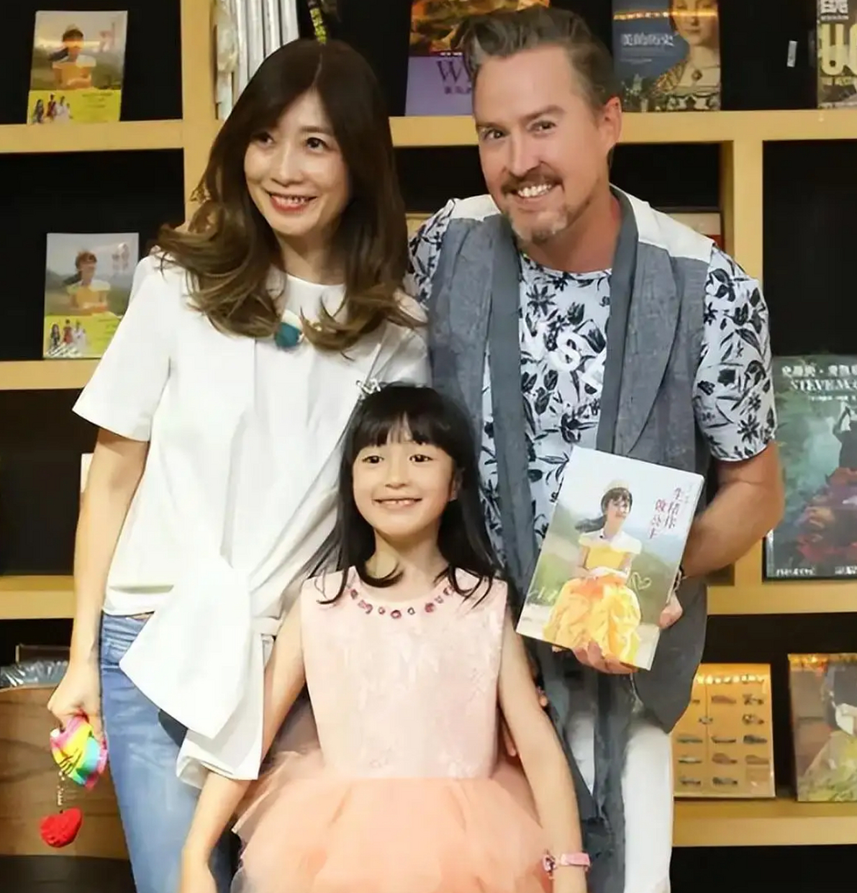 【夏克立为女儿夏天庆生 夫妻的问题到头来还是孩子遭殃】12月2日是